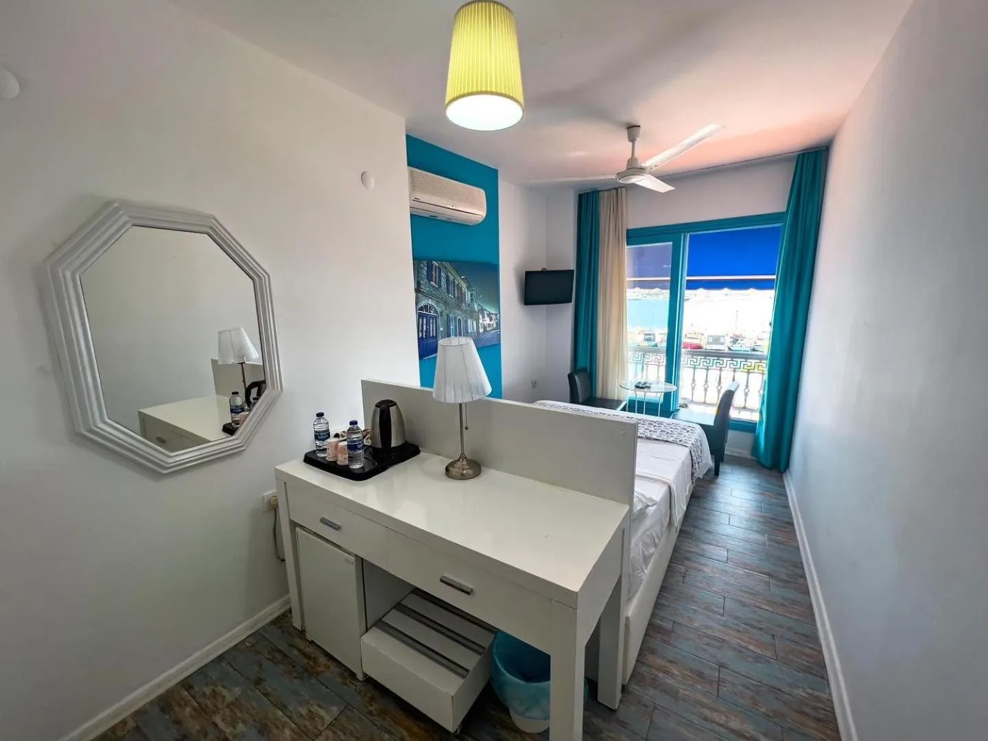 Coffee/tea facilities, Bed in Larimar Hotel Cesme