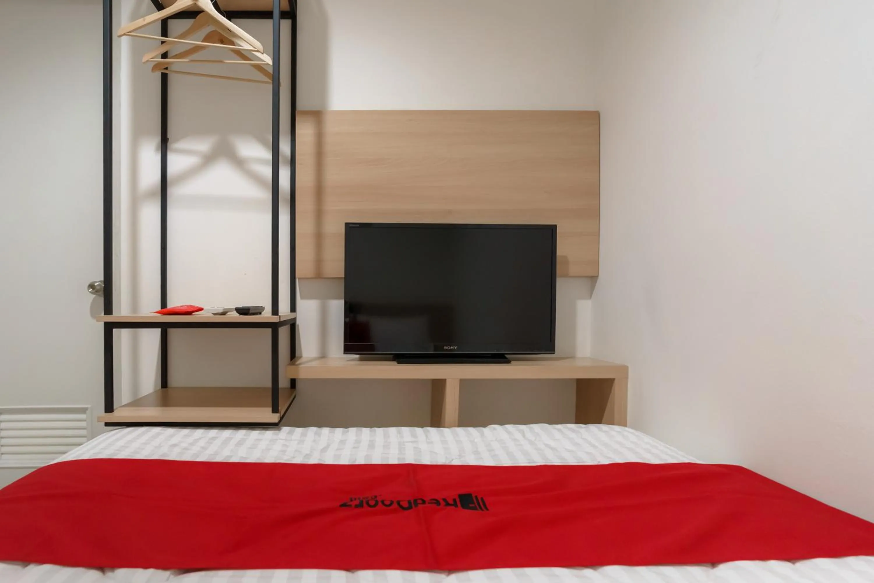 Bed in RedDoorz near Seasons City Mall 3