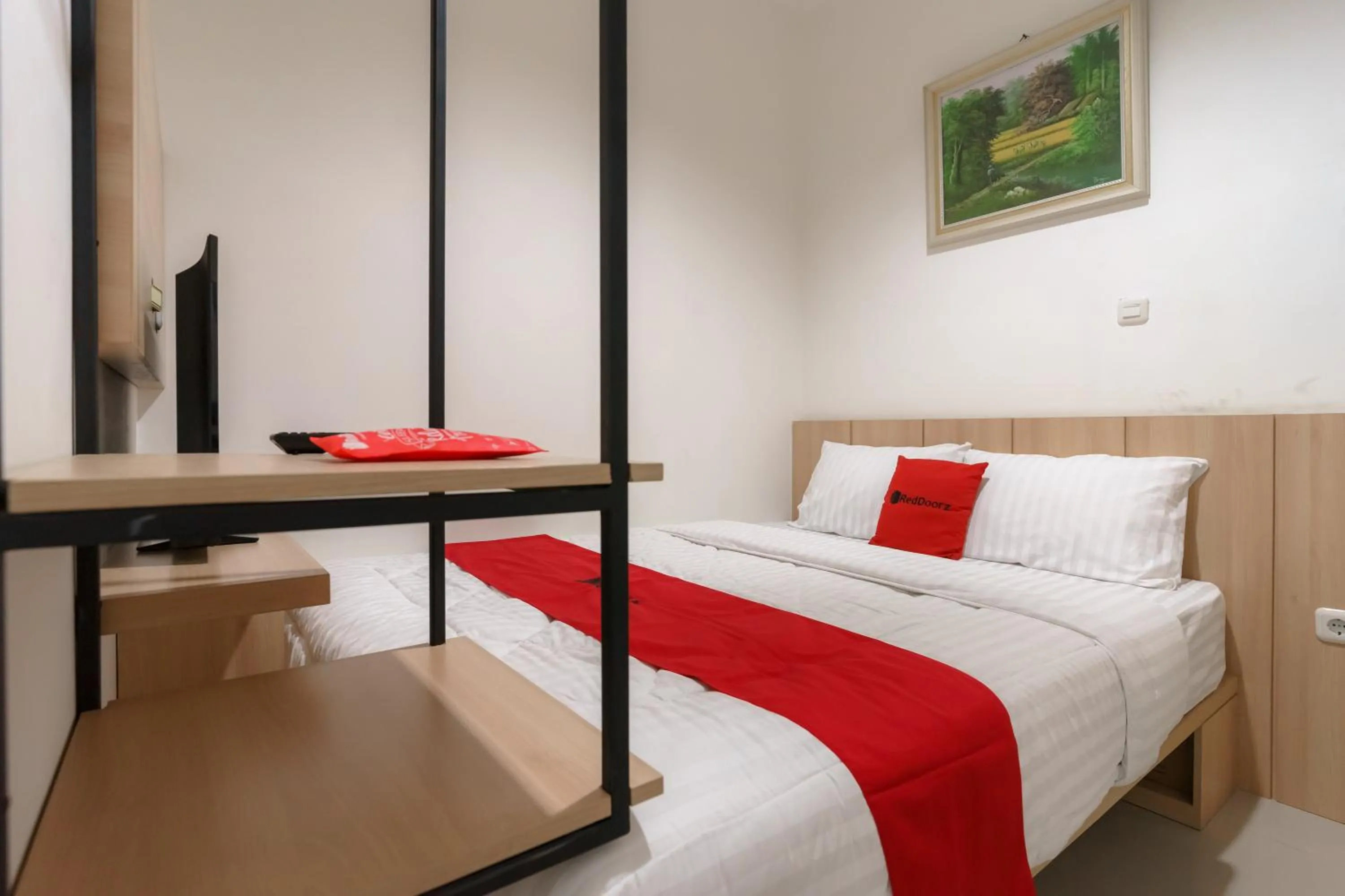 Bed in RedDoorz near Seasons City Mall 3