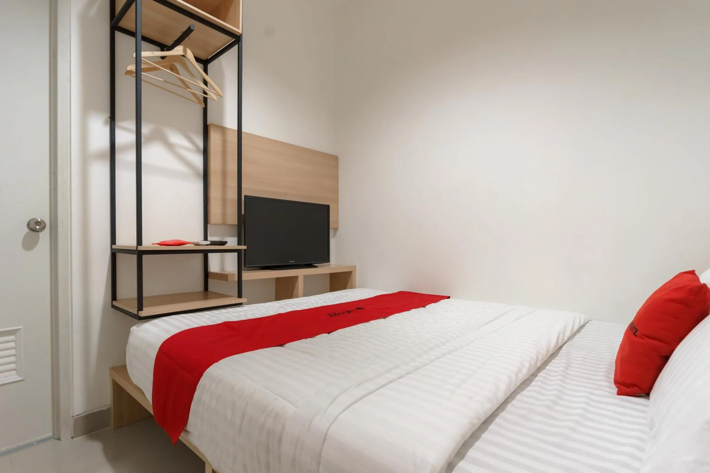 Bed in RedDoorz near Seasons City Mall 3