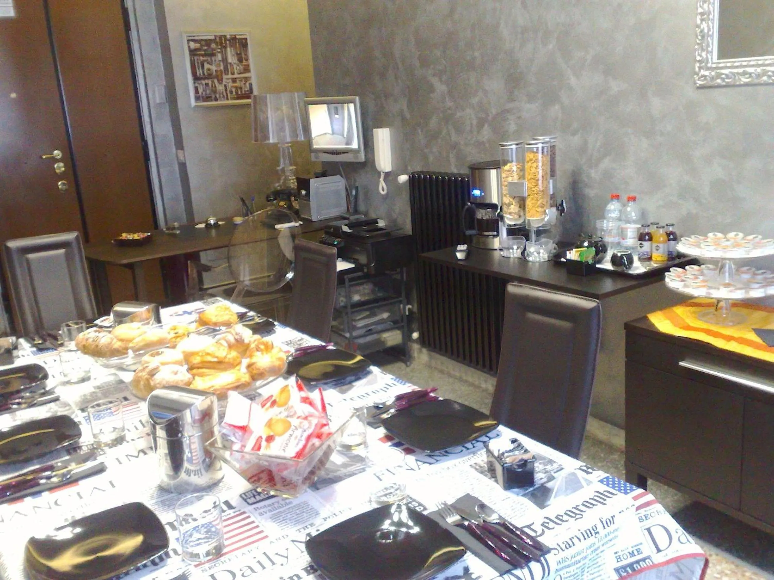 Communal lounge/ TV room in Domus Fabiola - Vaticano