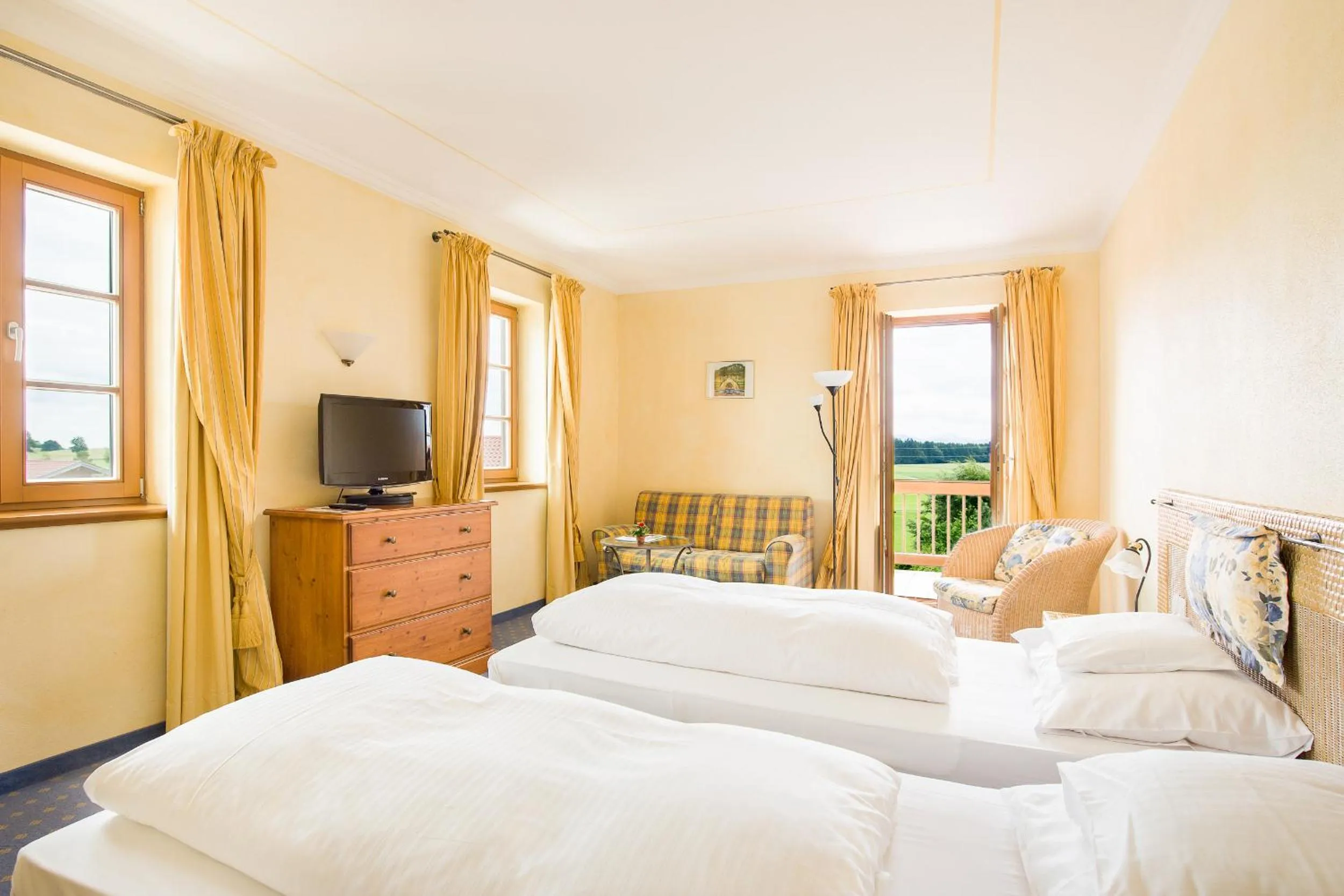 Photo of the whole room, Bed in Hotel und Landgasthof Altwirt