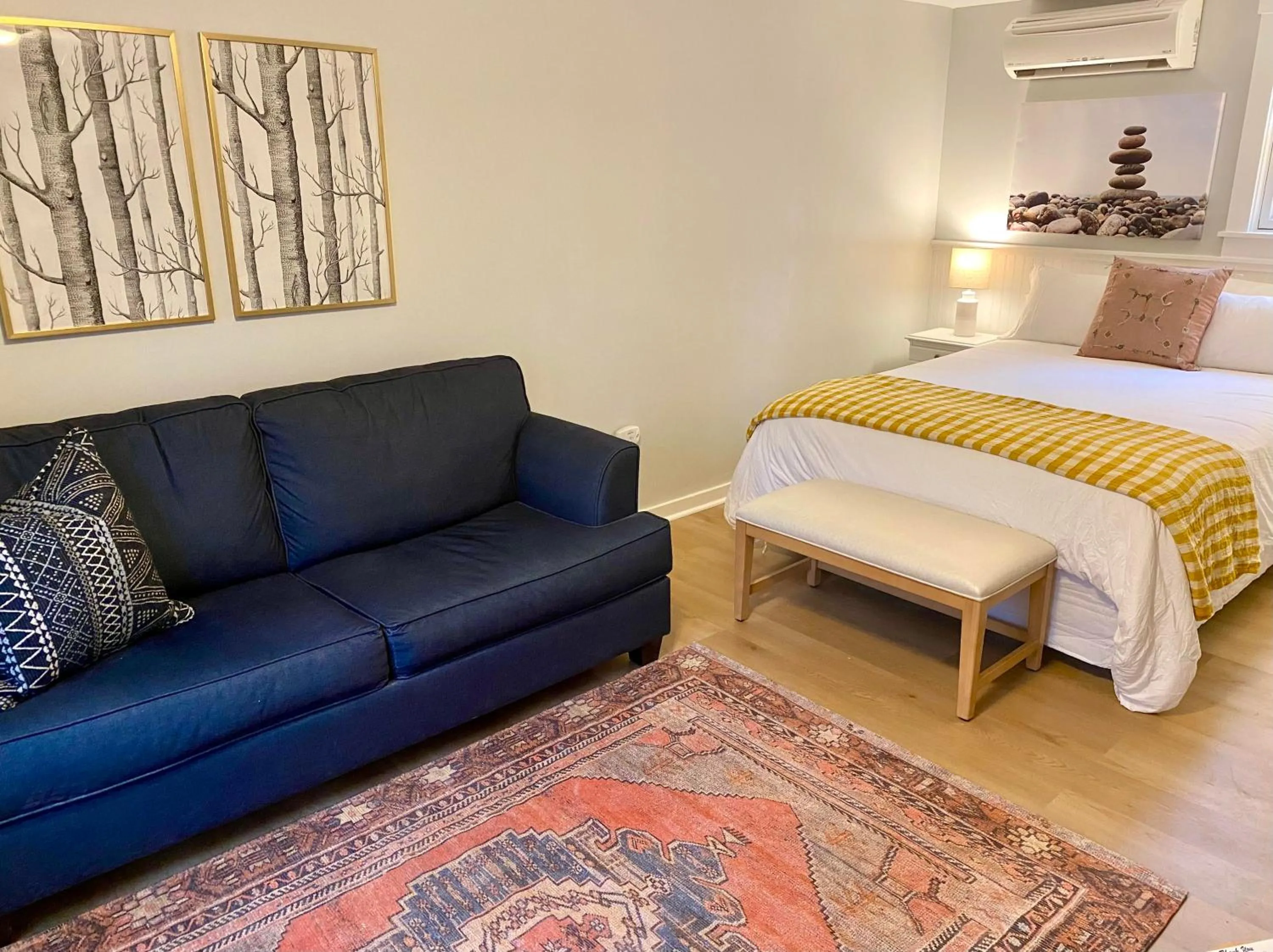 Bed in Hanscom's Motel & Cottages