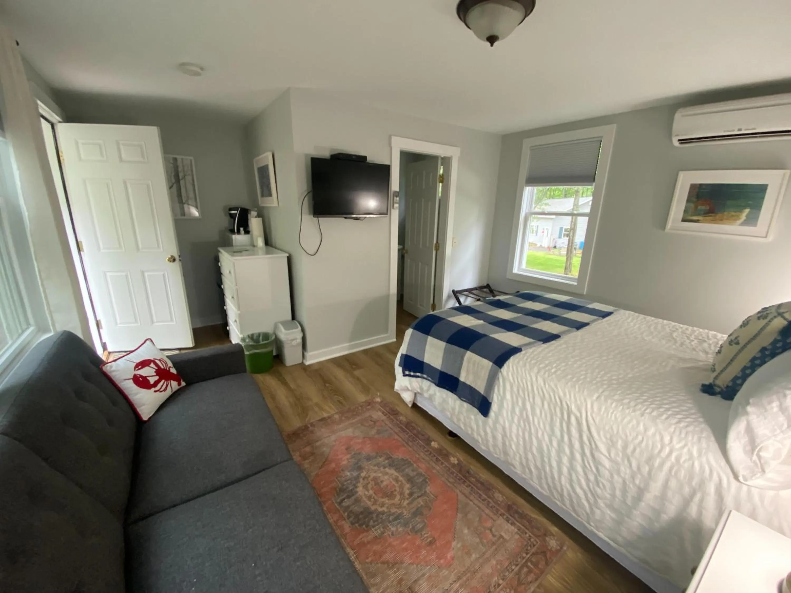 Photo of the whole room, Bed in Hanscom's Motel & Cottages