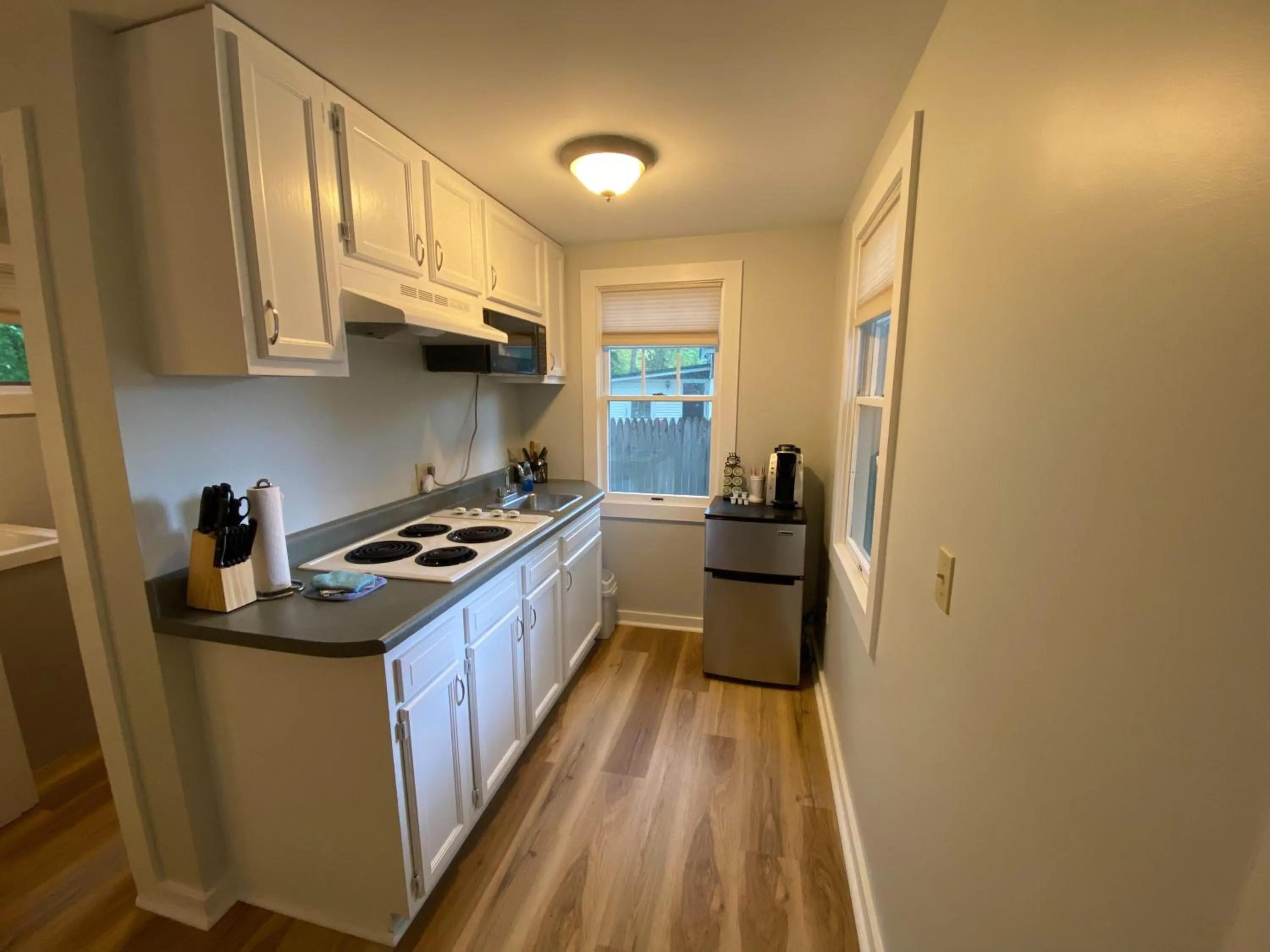 Kitchen or kitchenette in Hanscom's Motel & Cottages