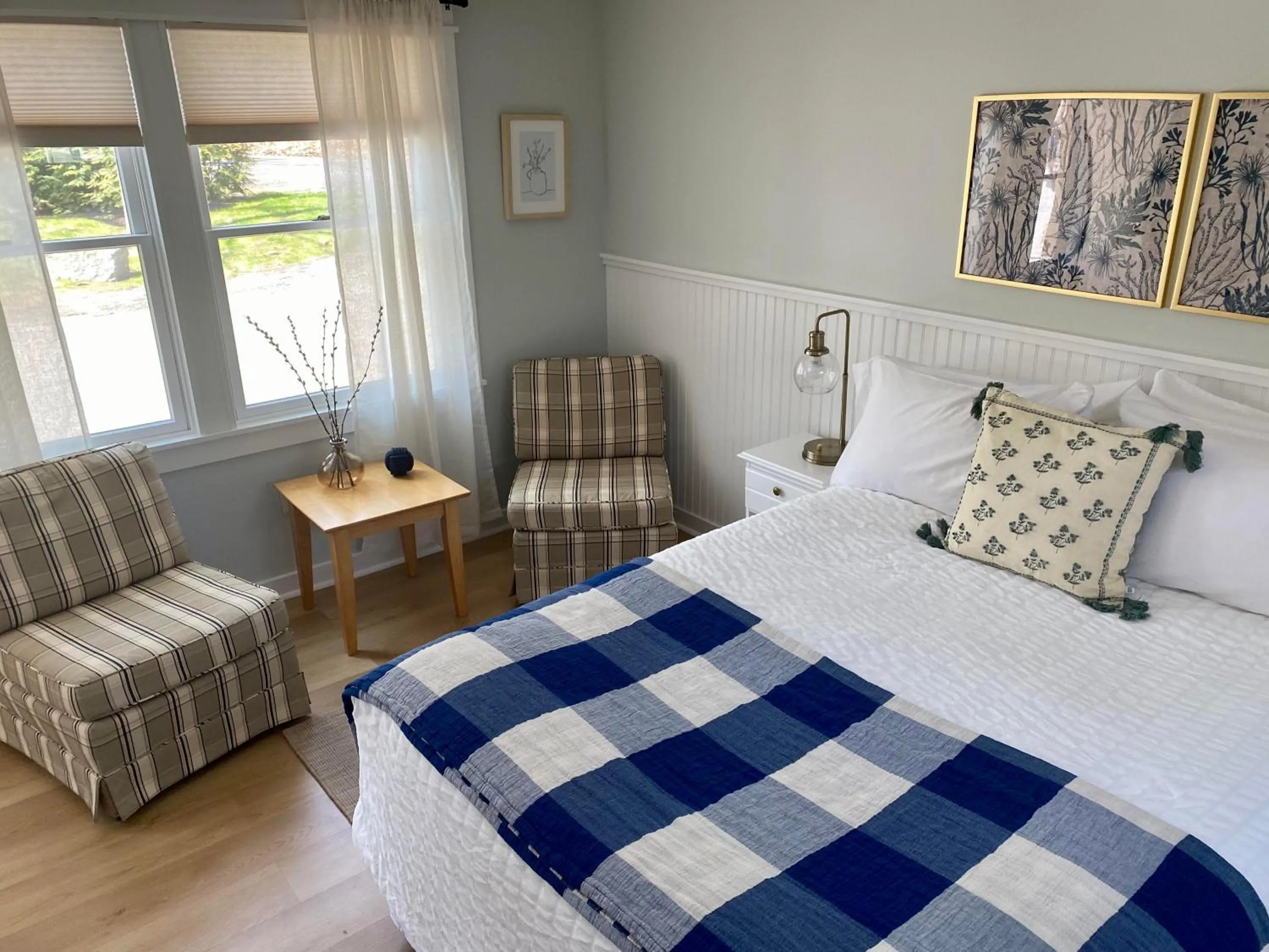 Bed in Hanscom's Motel & Cottages