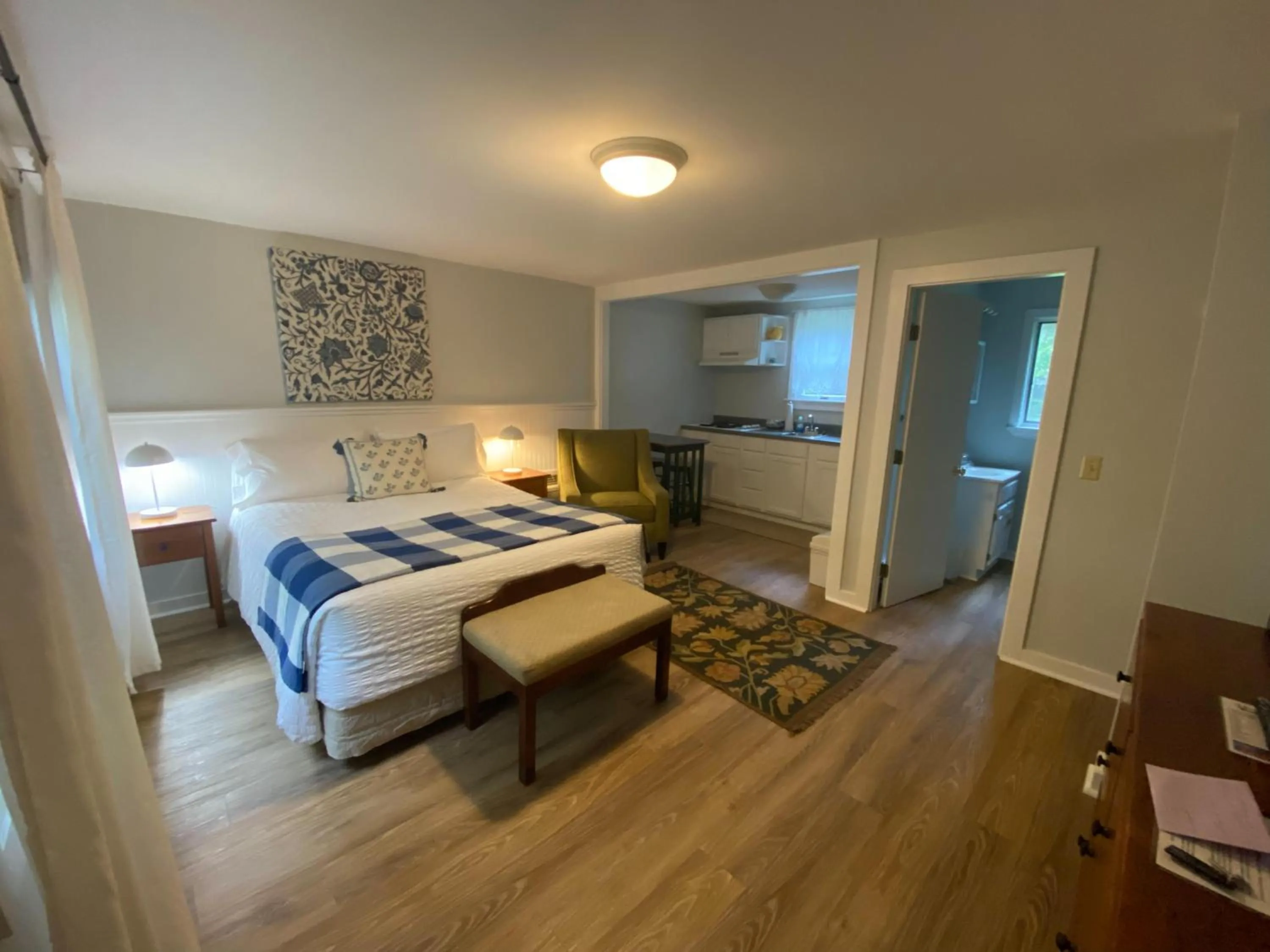 Photo of the whole room, Bed in Hanscom's Motel & Cottages