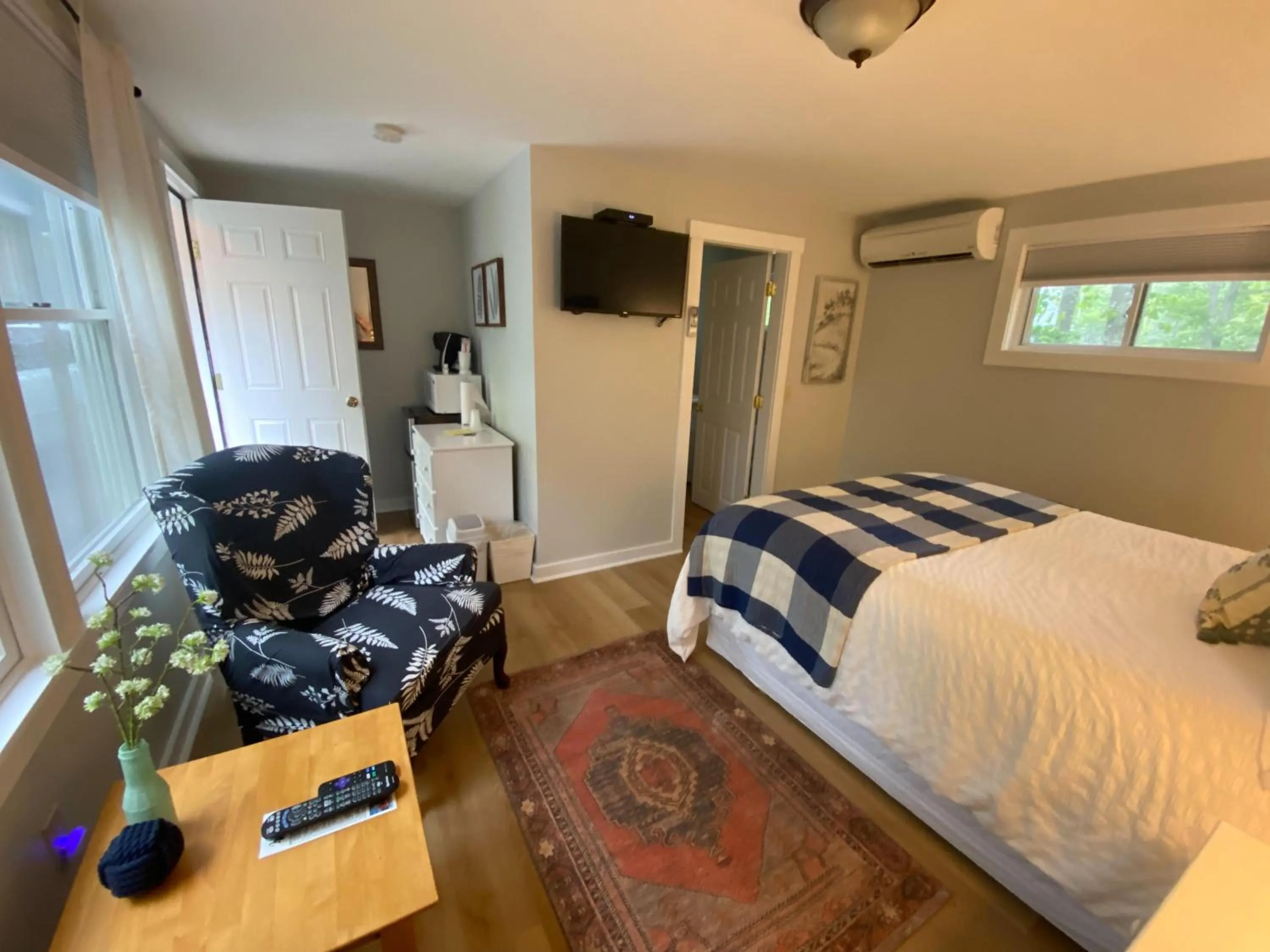 Photo of the whole room, Bed in Hanscom's Motel & Cottages