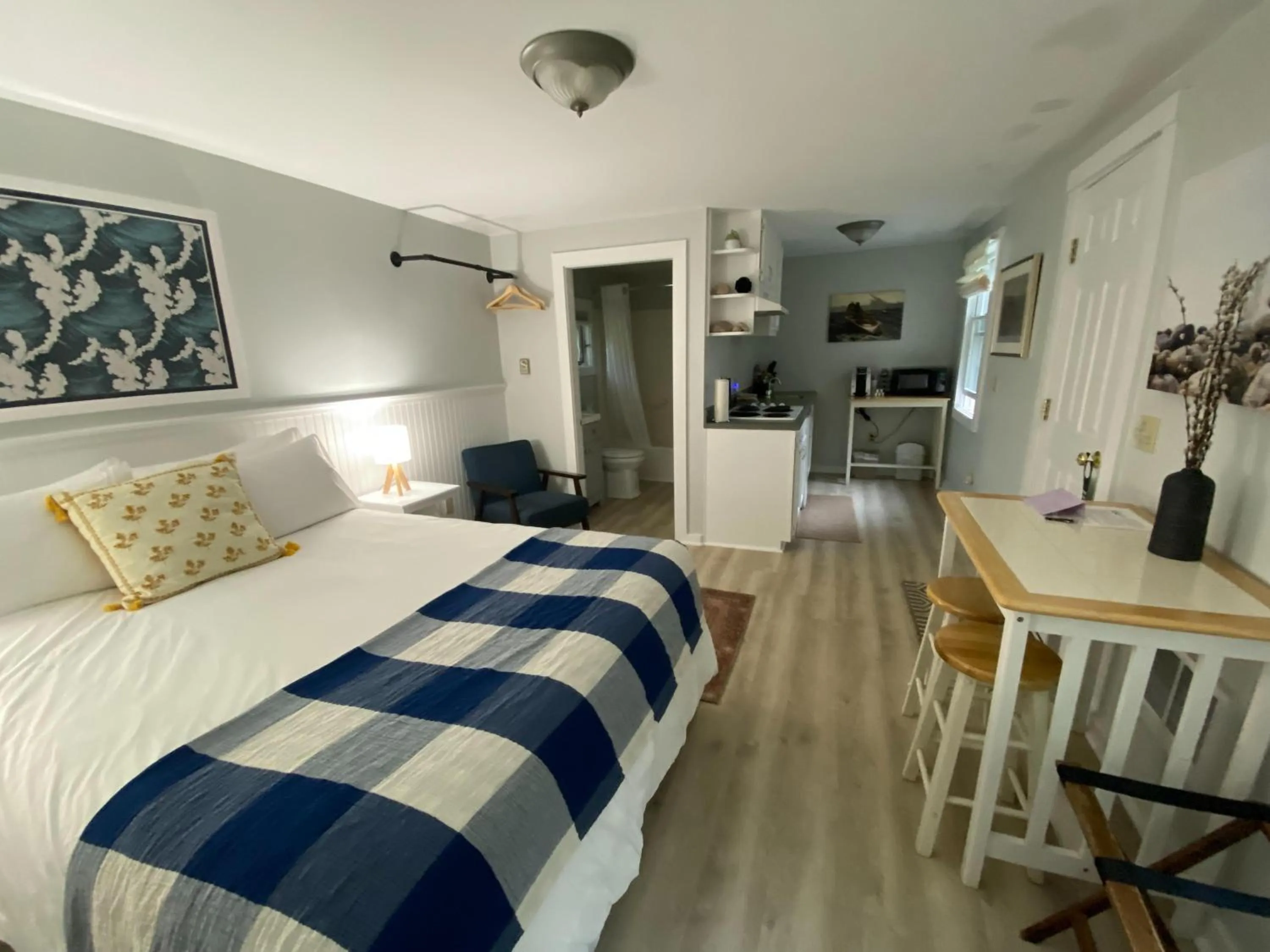 Photo of the whole room, Bed in Hanscom's Motel & Cottages