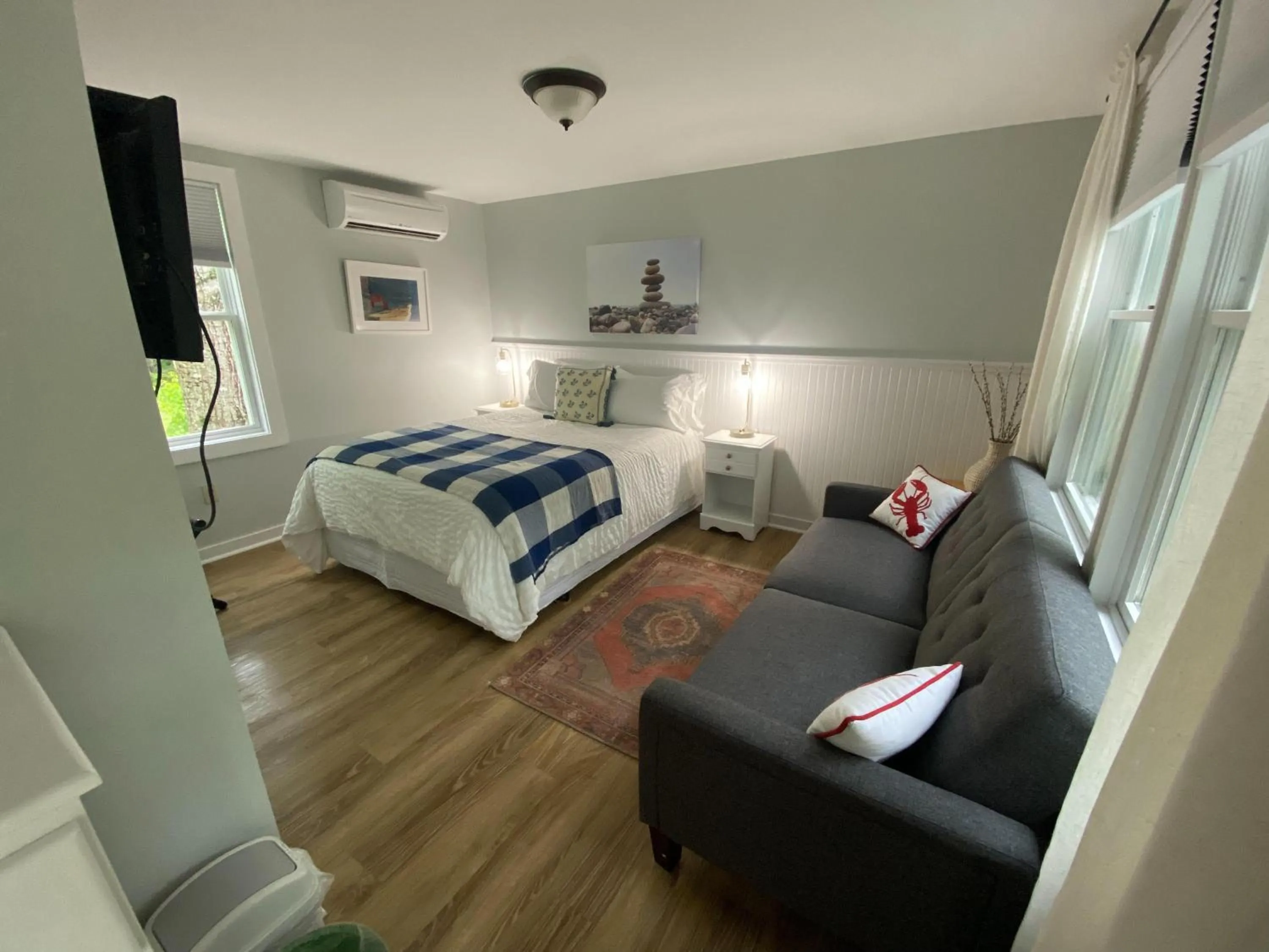 Photo of the whole room, Bed in Hanscom's Motel & Cottages