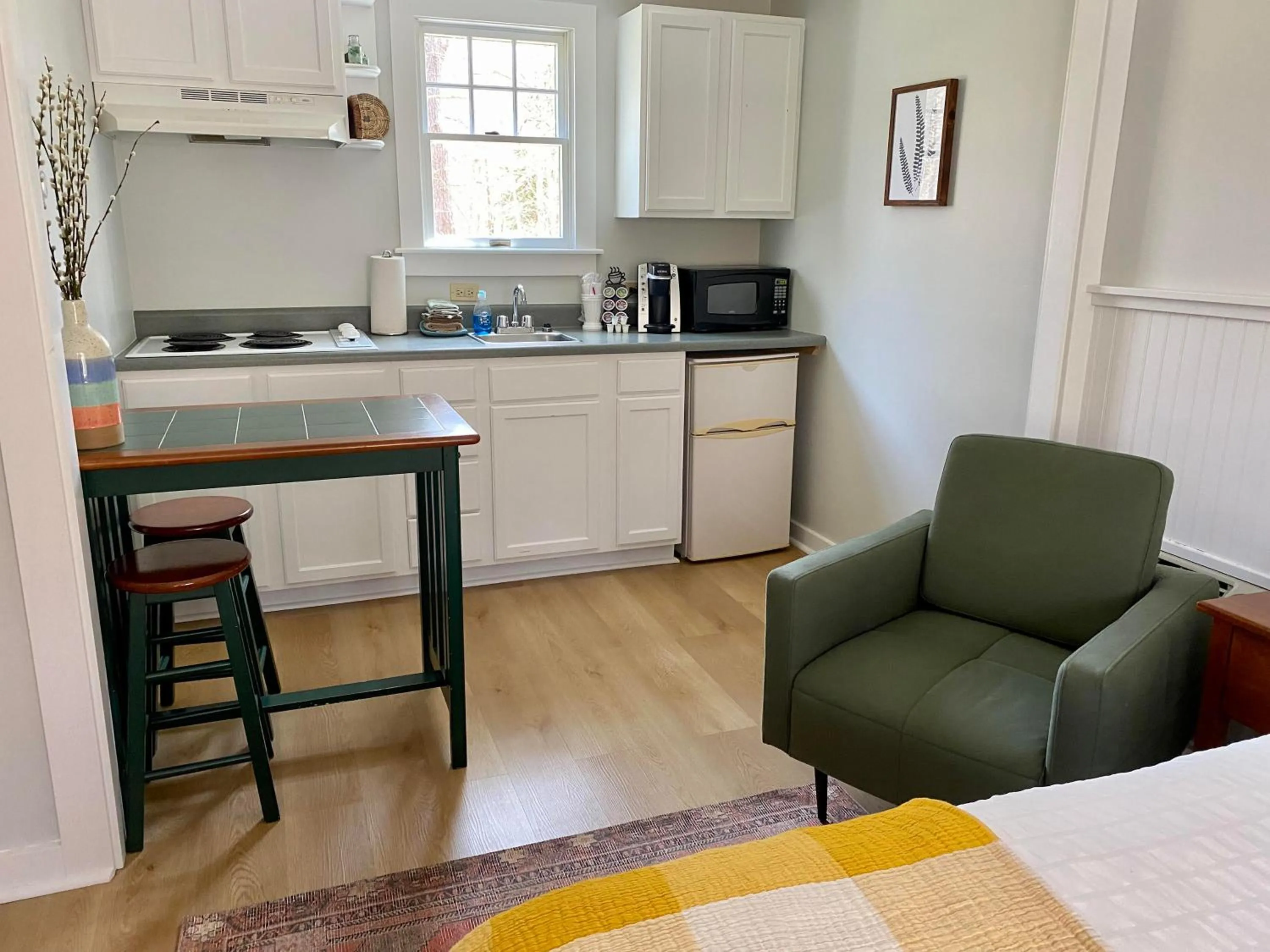 Kitchen or kitchenette in Hanscom's Motel & Cottages