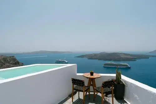 Deluxe Double Room with Caldera View and Outdoor Hot Tub in Anemos Fira Caldera View Deluxe Double Room with Caldera View and Outdoor Hot Tub in Anemos Fira Caldera View
