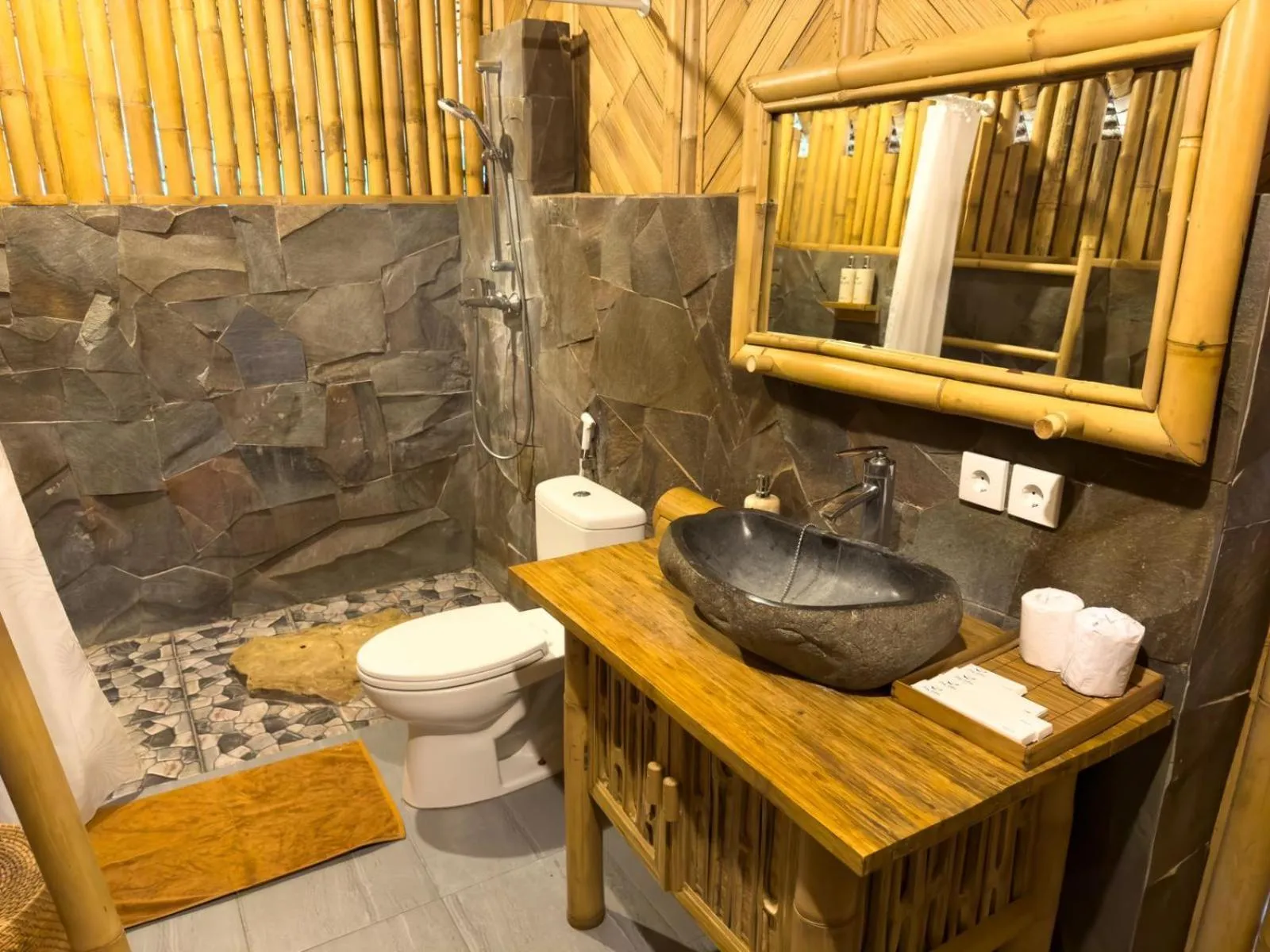 Bathroom in Elang Hillside Bamboo Villas