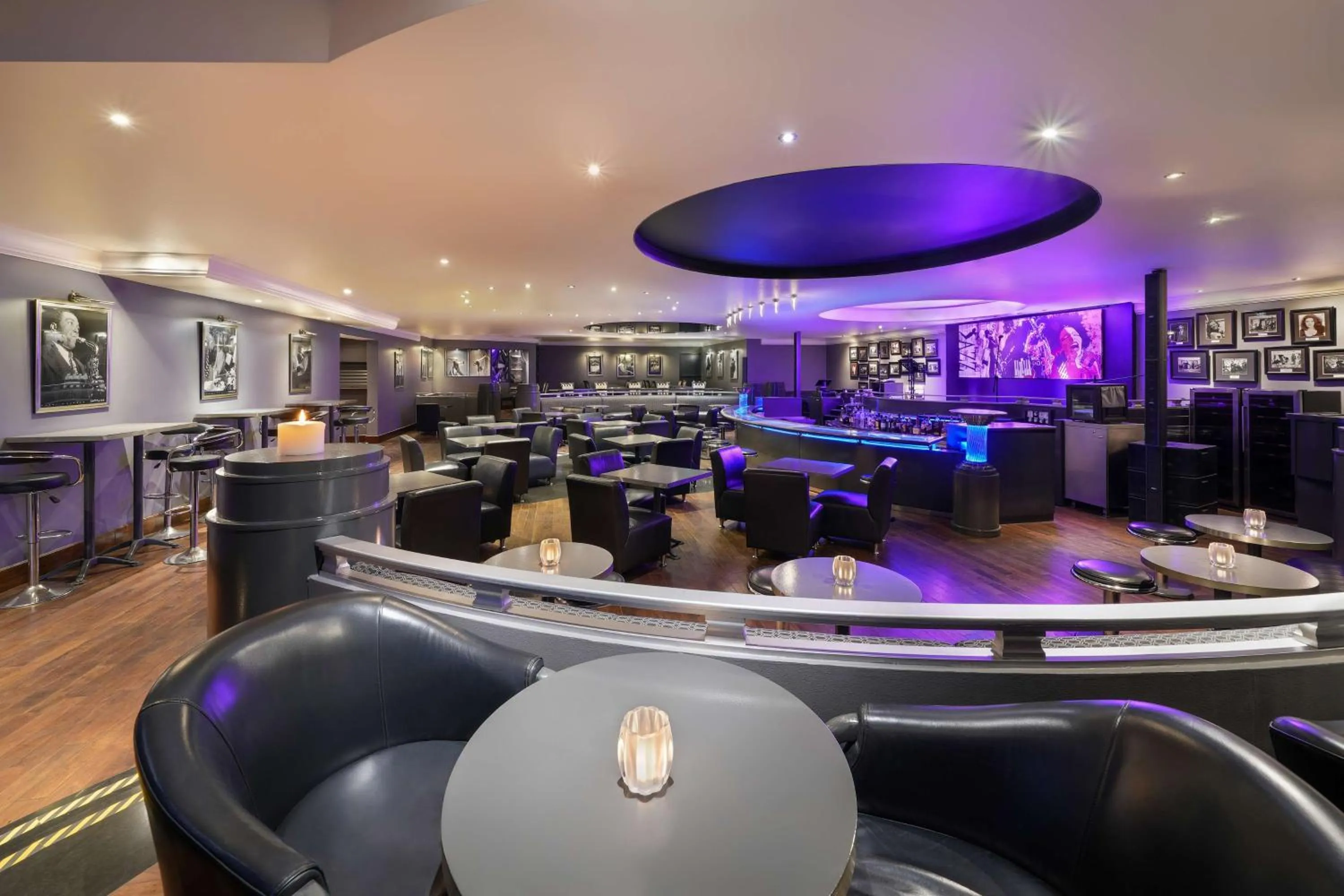 Lounge or bar in Radisson Blu Hotel & Resort, Abu Dhabi Corniche