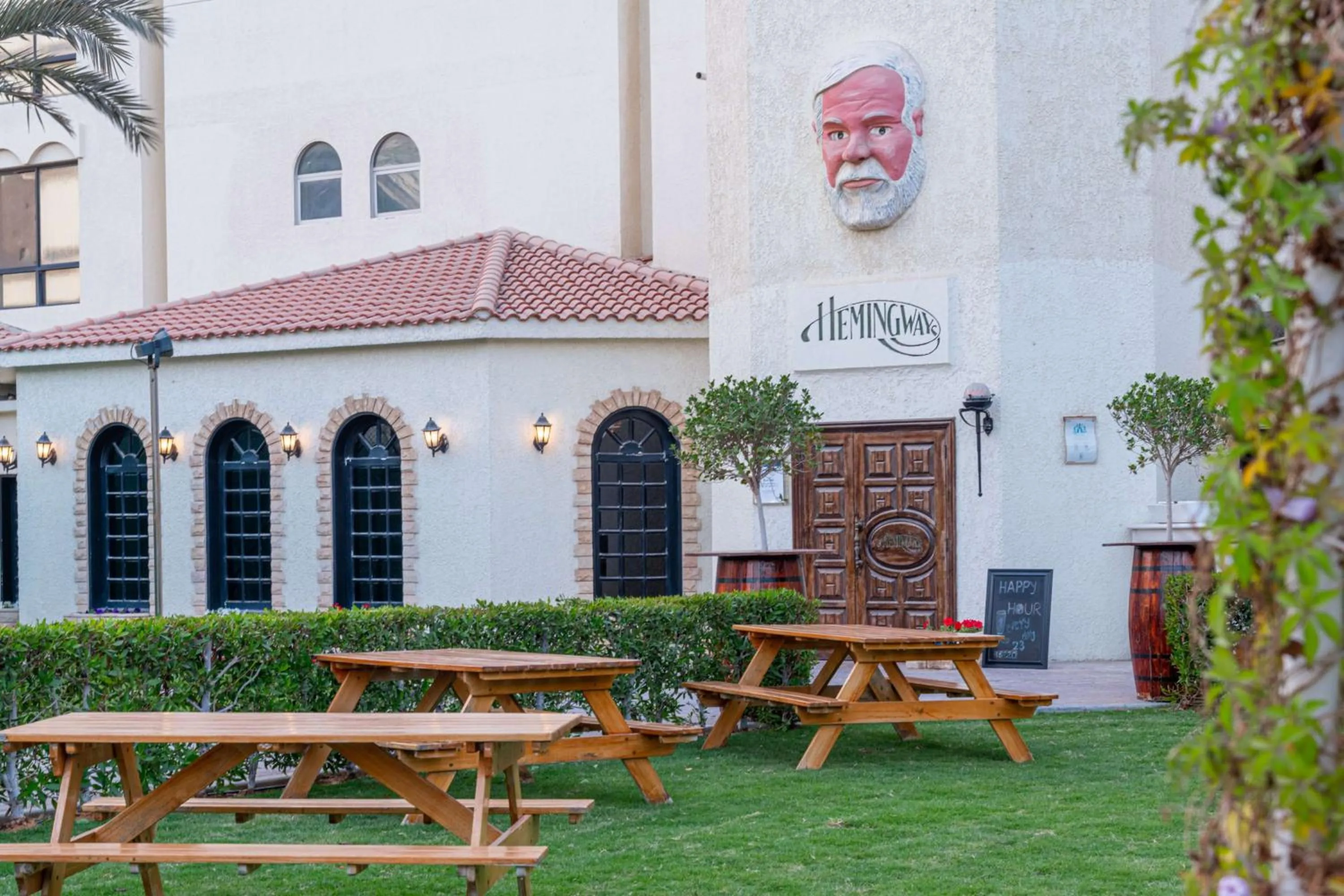 Lounge or bar in Radisson Blu Hotel & Resort, Abu Dhabi Corniche