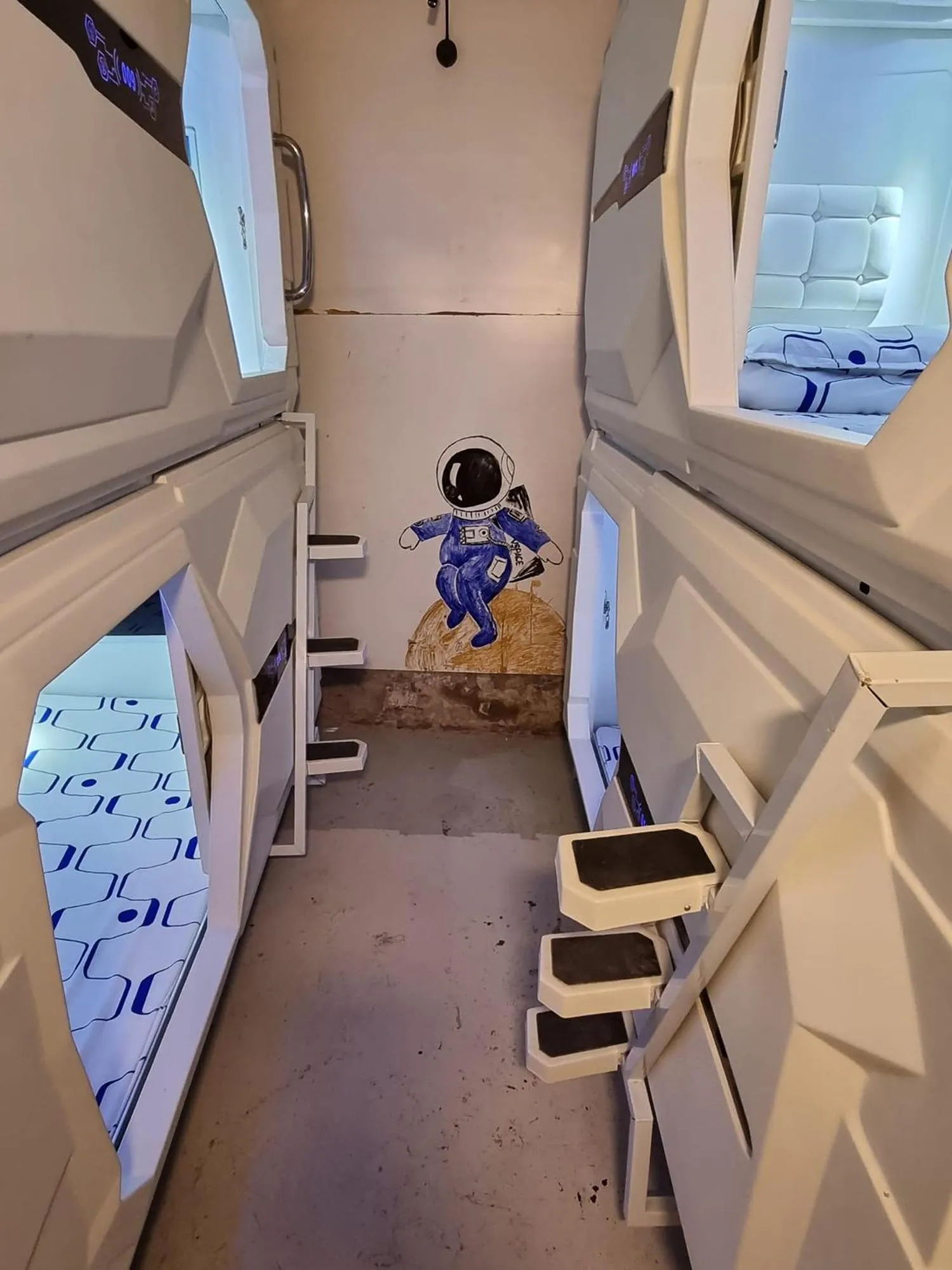 Vspace Guesthouse Capsule & Cafe