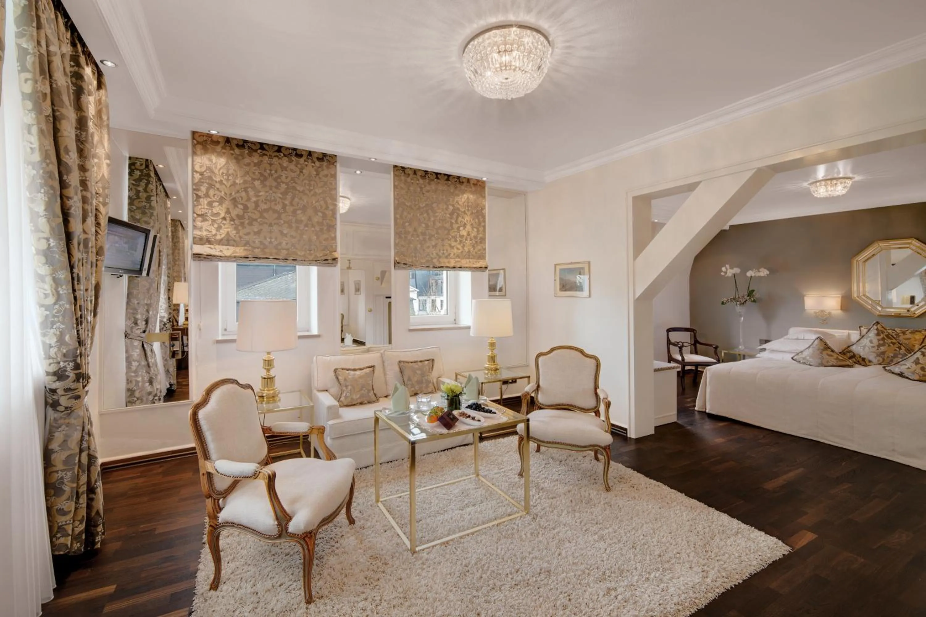 Seating area, Bed in Hotel Europäischer Hof Heidelberg, Bestes Hotel Deutschlands in historischer Architektur