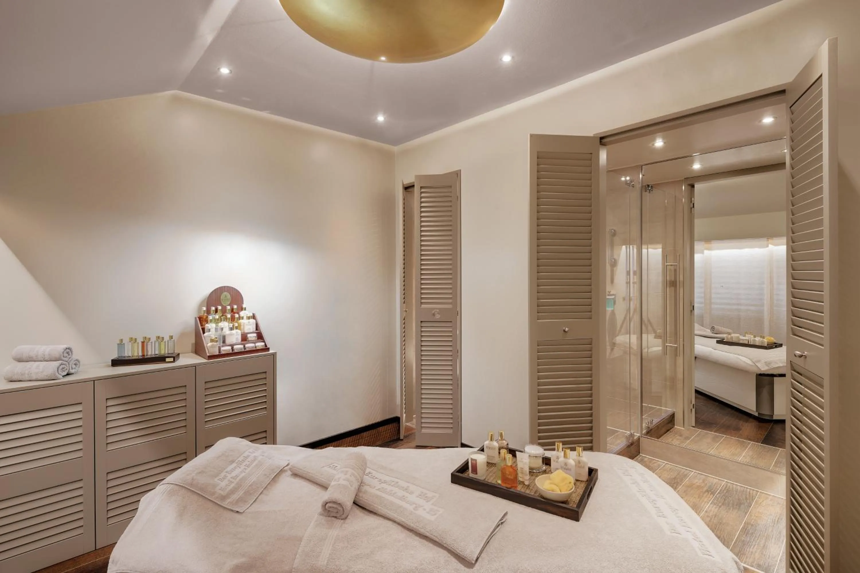 Massage, Bed in Hotel Europäischer Hof Heidelberg, Bestes Hotel Deutschlands in historischer Architektur