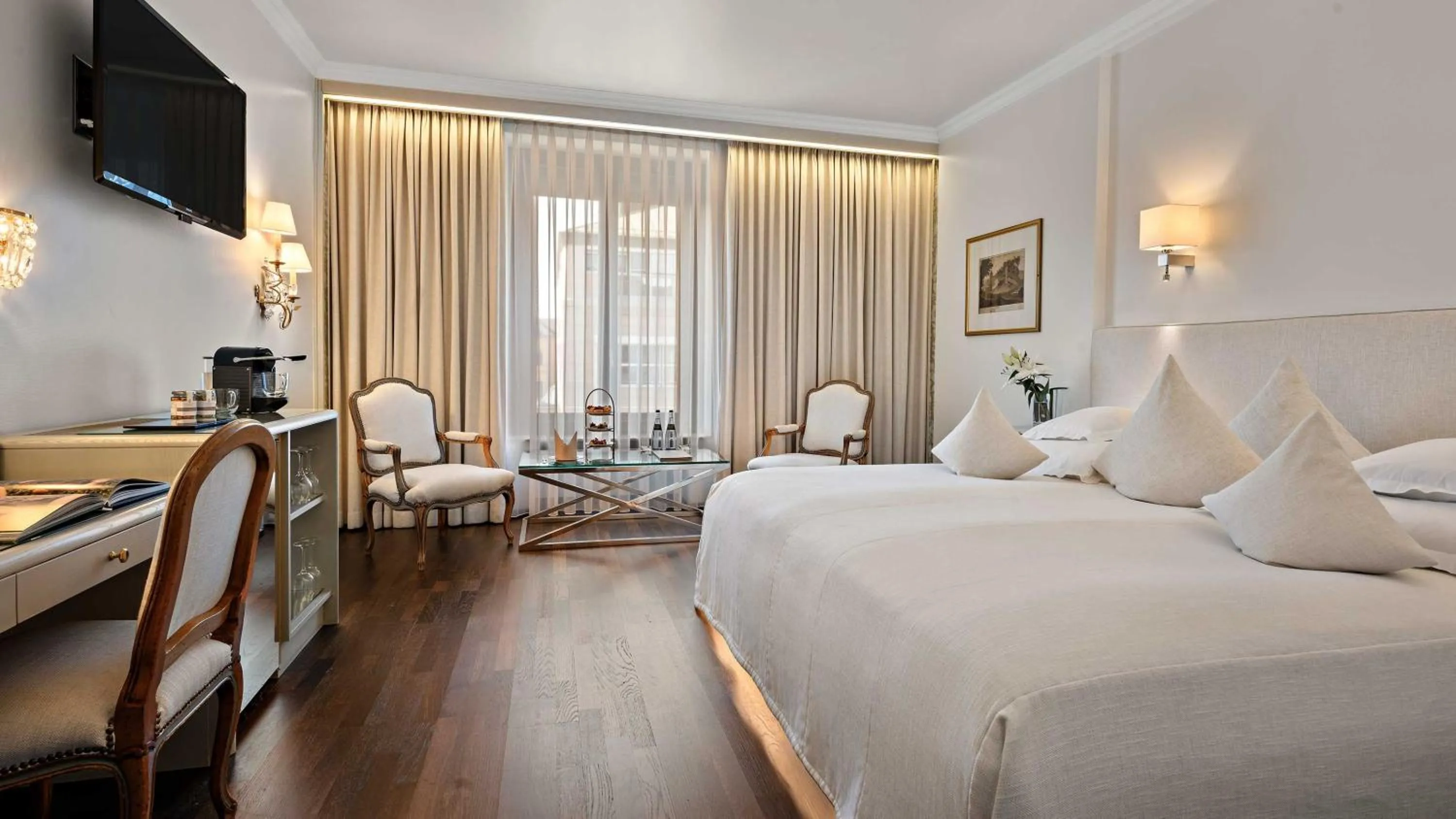 Bed in Hotel Europäischer Hof Heidelberg, Bestes Hotel Deutschlands in historischer Architektur