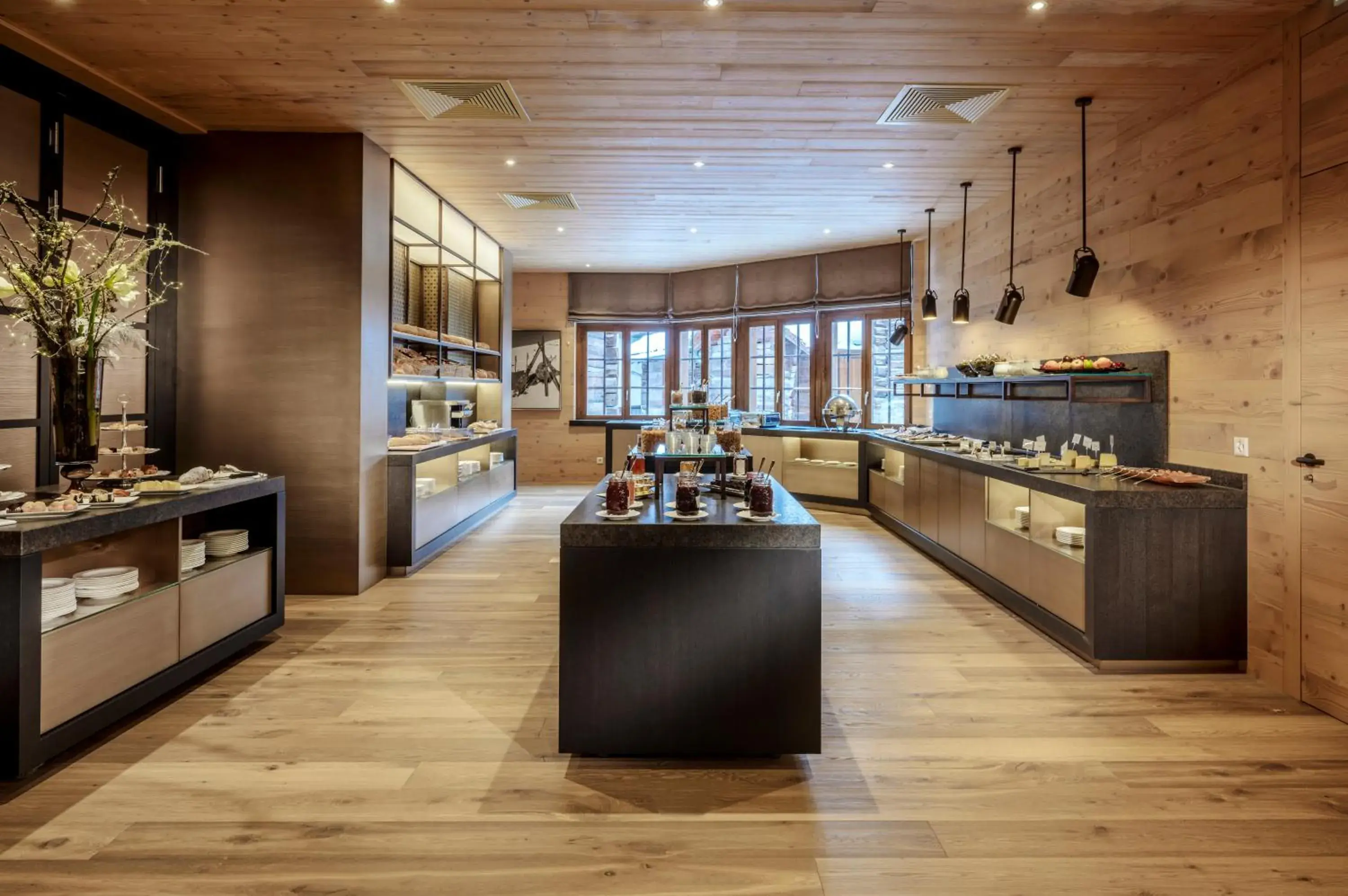 Restaurant/places to eat in Mont Cervin Palace Restaurant/places to eat in Mont Cervin Palace