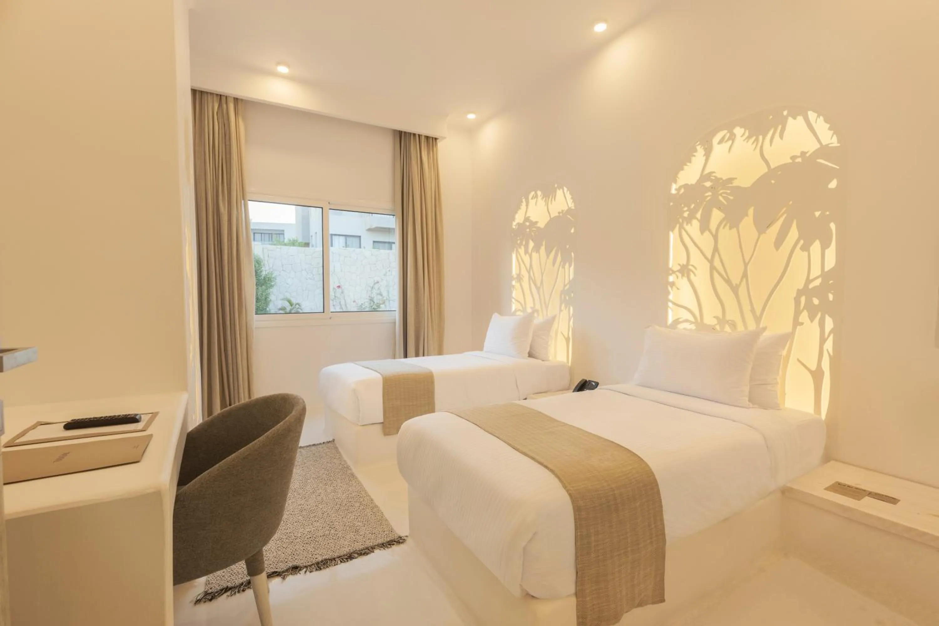 Photo of the whole room, Bed in Tanoak Resort