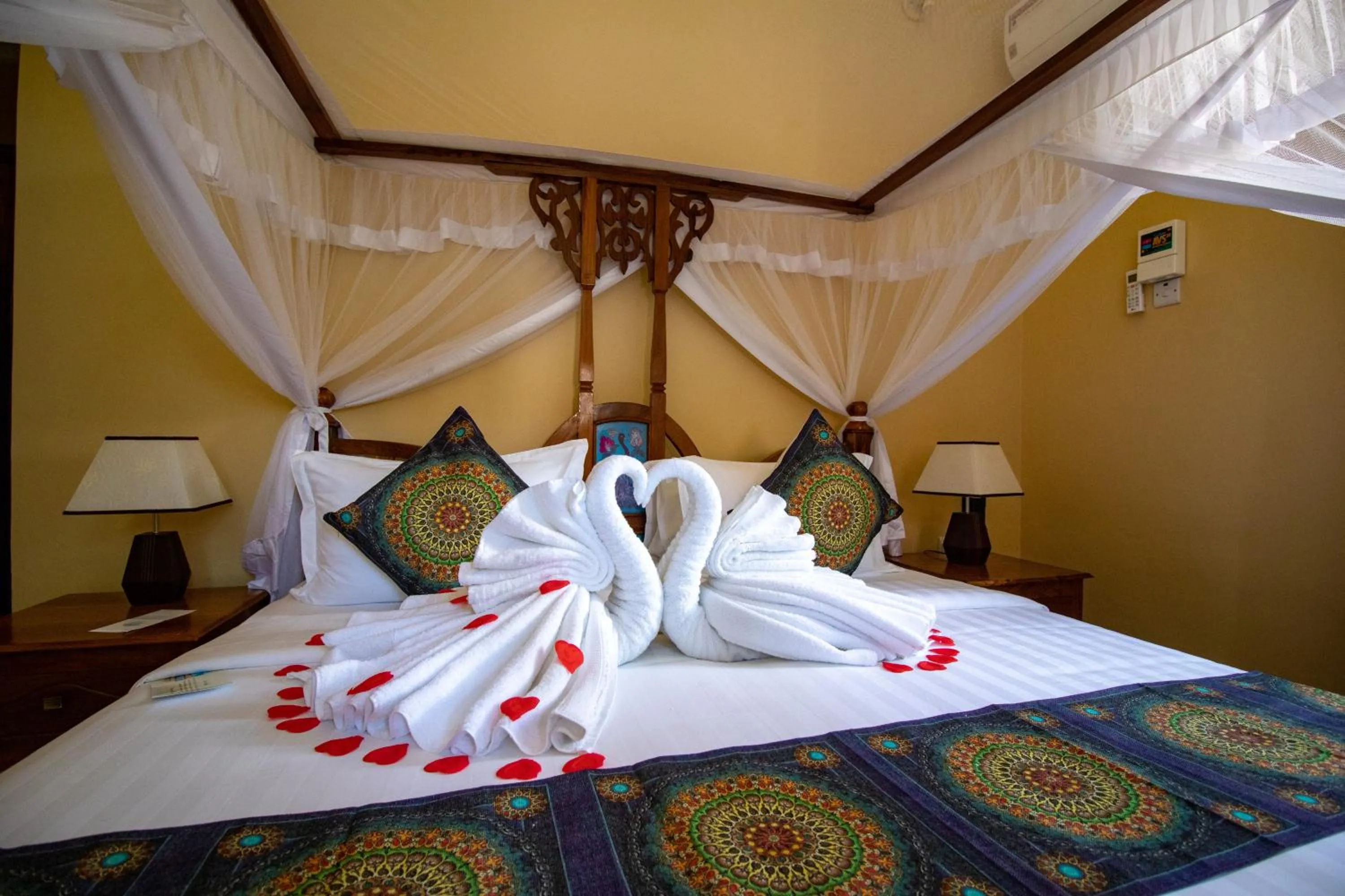 Bed in Sunny Palms Beach Bungalows