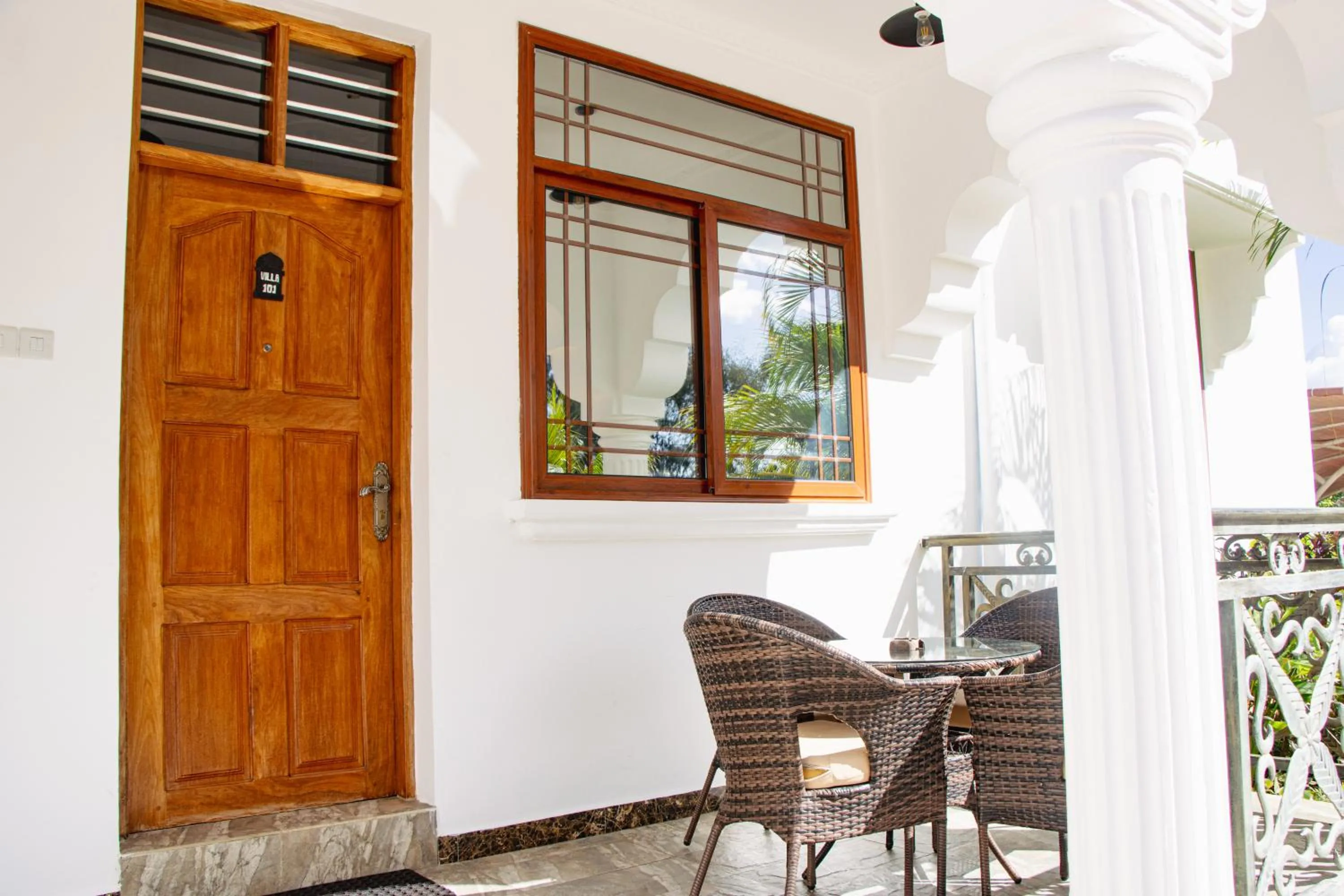 Property building in Sunny Palms Beach Bungalows