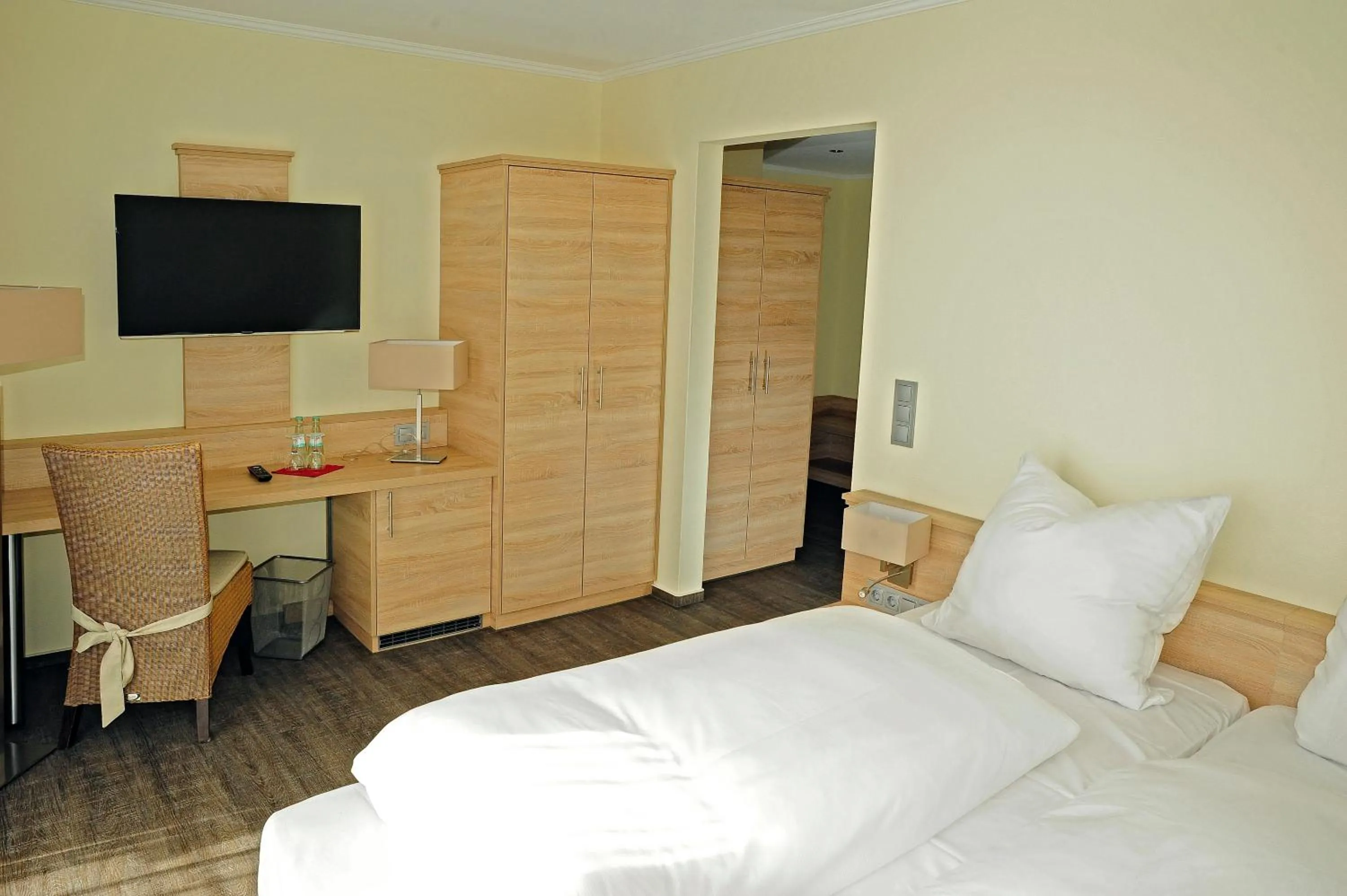 Shower, Bed in Hotel Restaurant Doppeladler