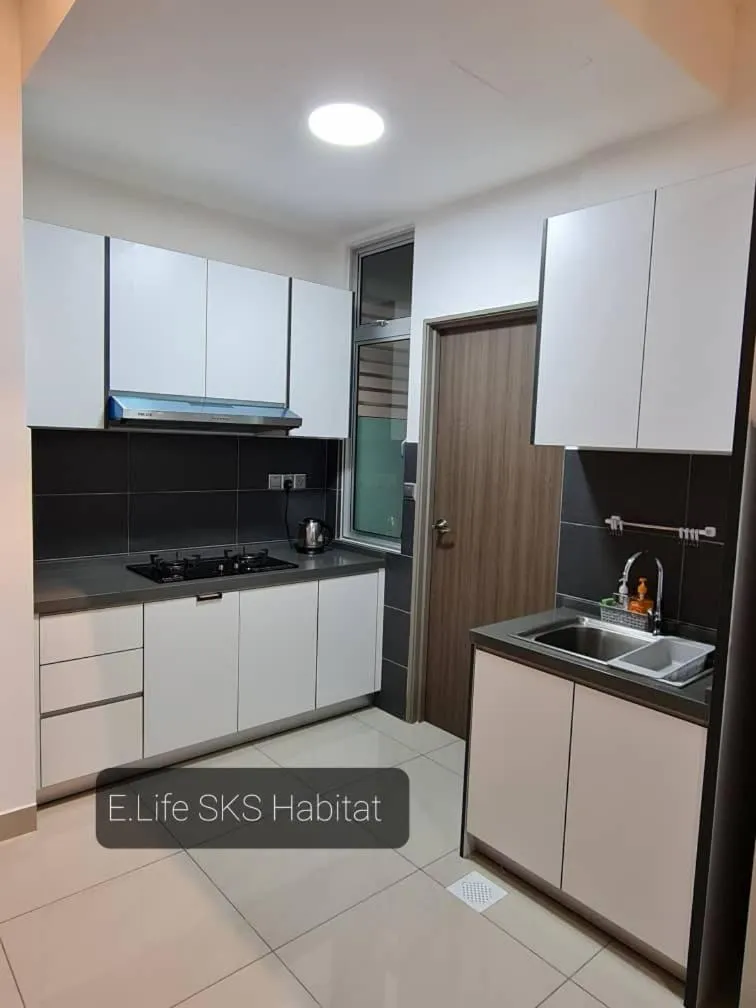 Kitchen or kitchenette in E Life SKS Habitat With WiFi Netflix