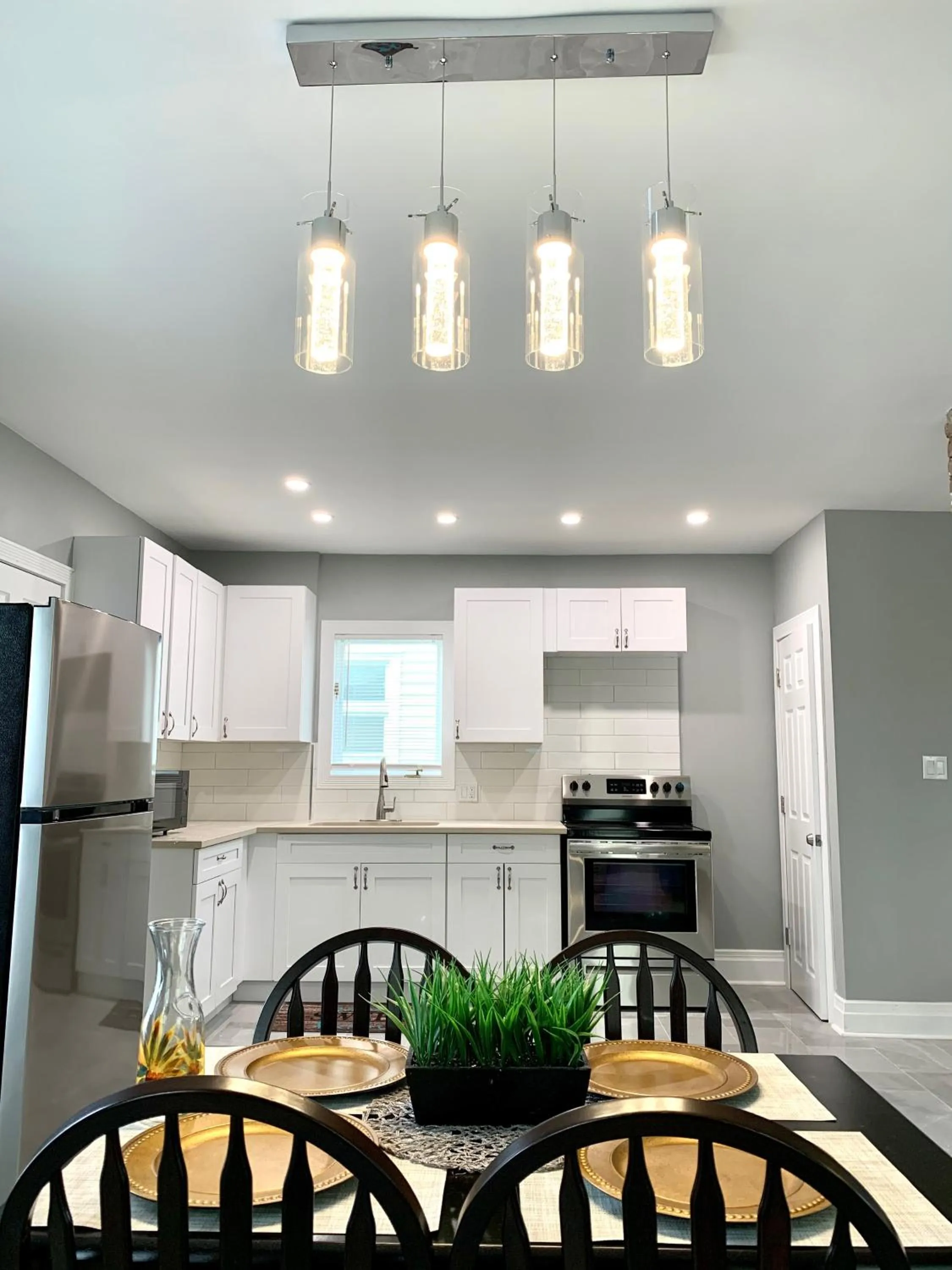 Kitchen or kitchenette in The Oakwood Cottage- With Private Yard & Parking, Minutes From Falls & Casino by Niagara Hospitality