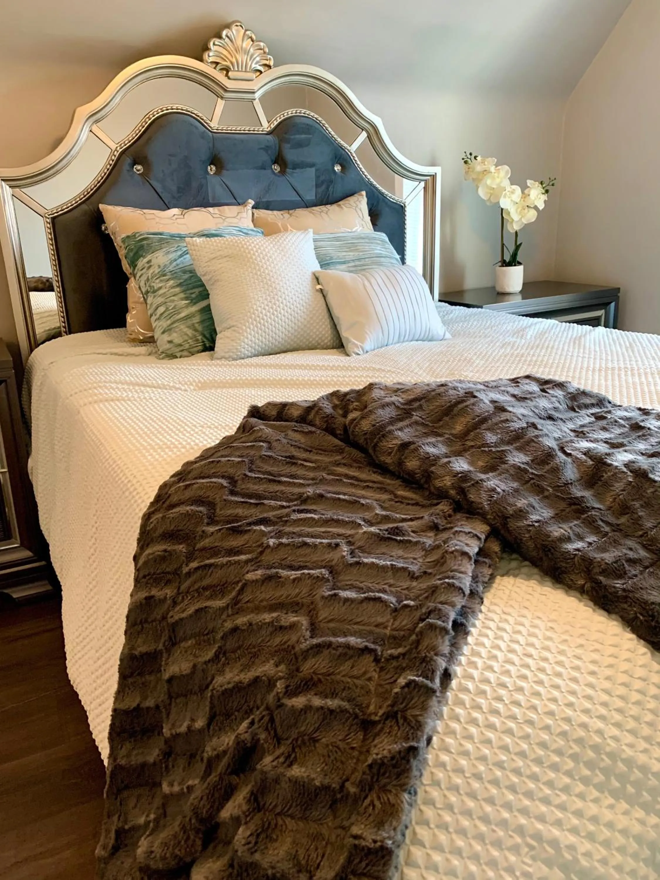 Bed in The Oakwood Cottage- With Private Yard & Parking, Minutes From Falls & Casino by Niagara Hospitality