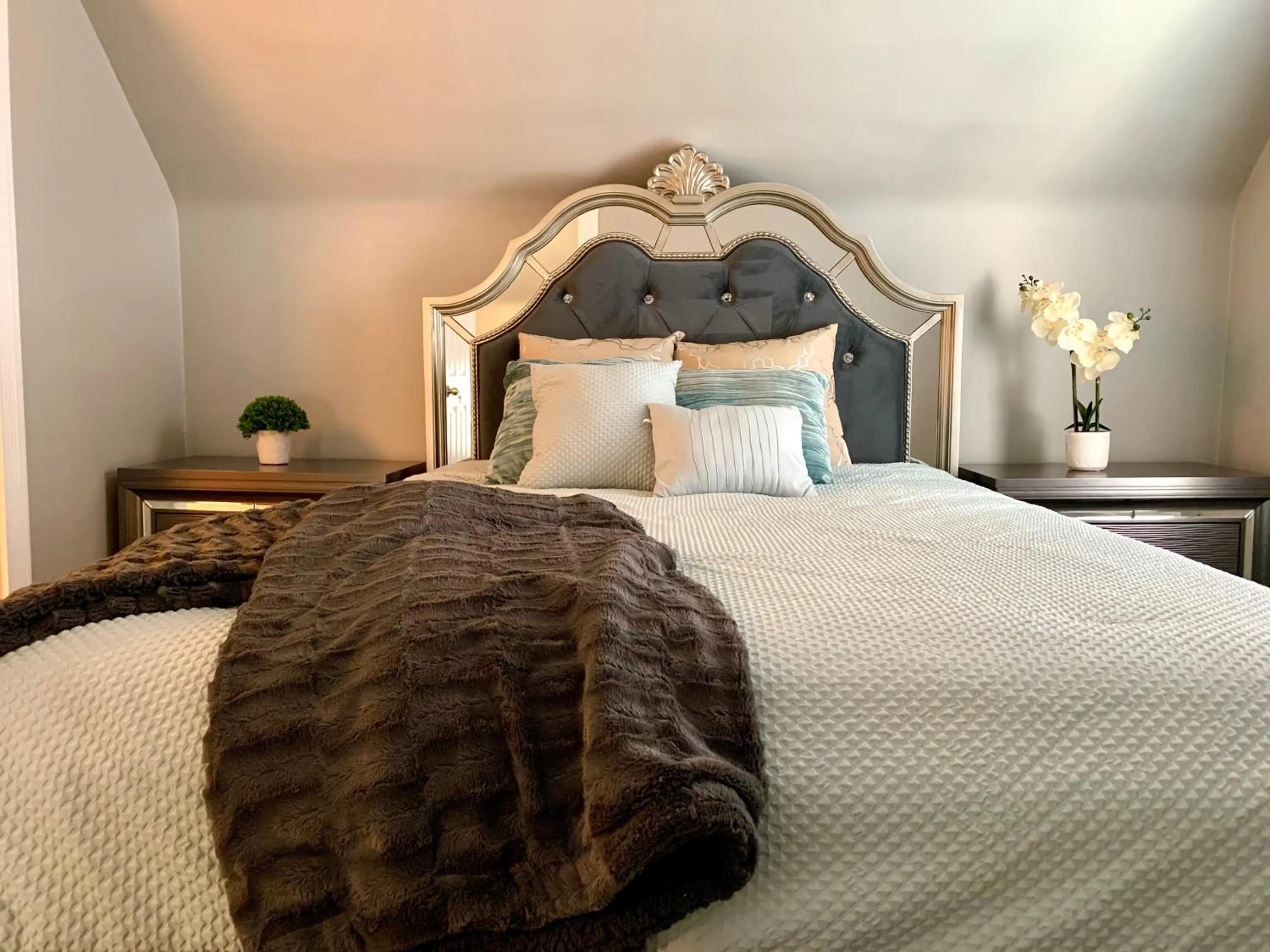 Bed in The Oakwood Cottage- With Private Yard & Parking, Minutes From Falls & Casino by Niagara Hospitality