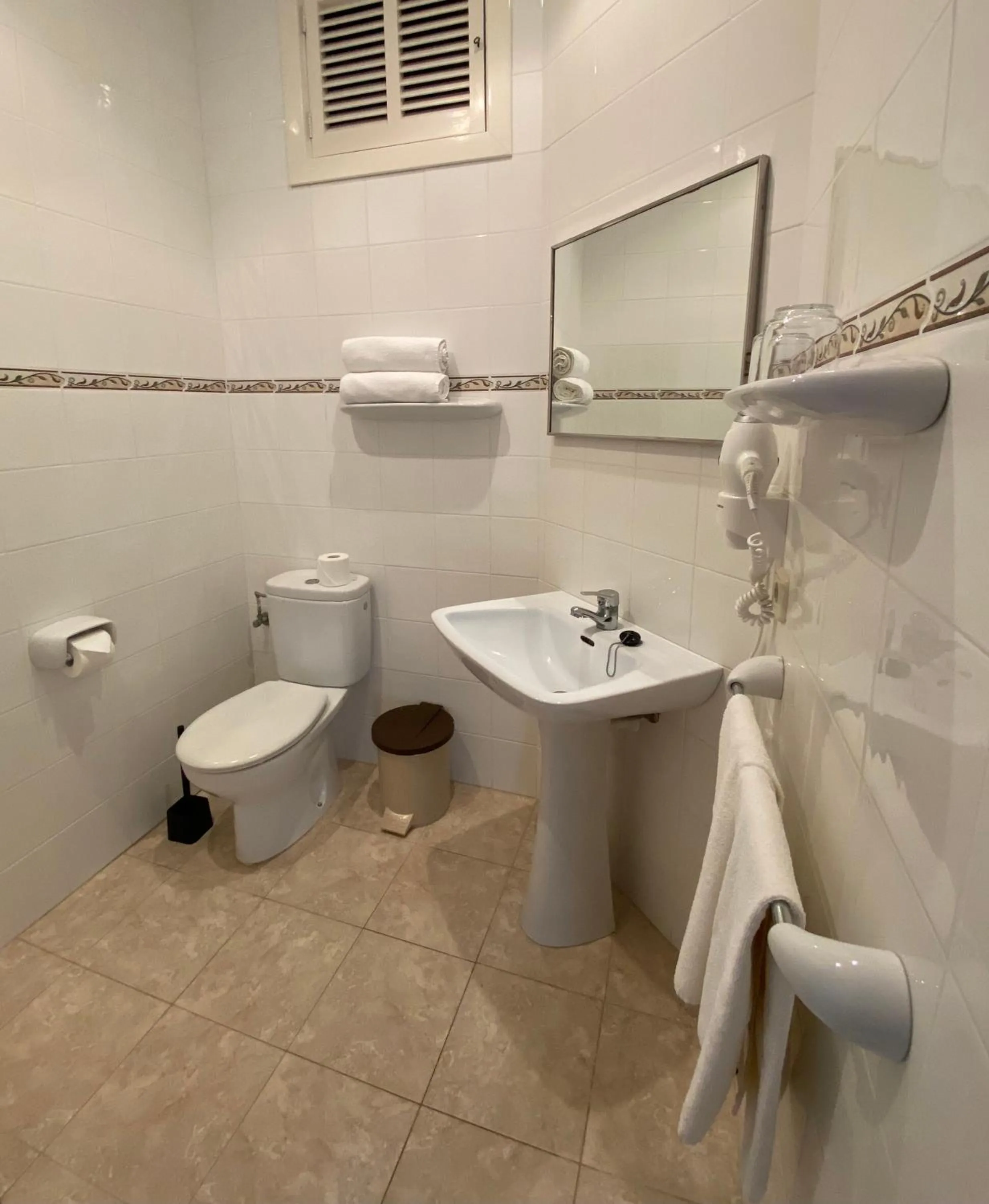 Toilet in Hostal Palmaria