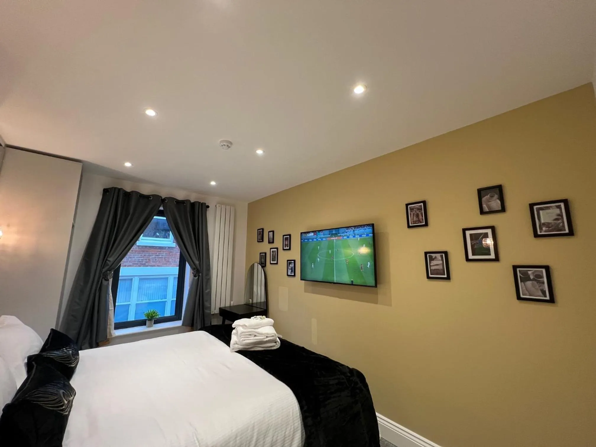 Bedroom, Bed in Winckley Square Residences