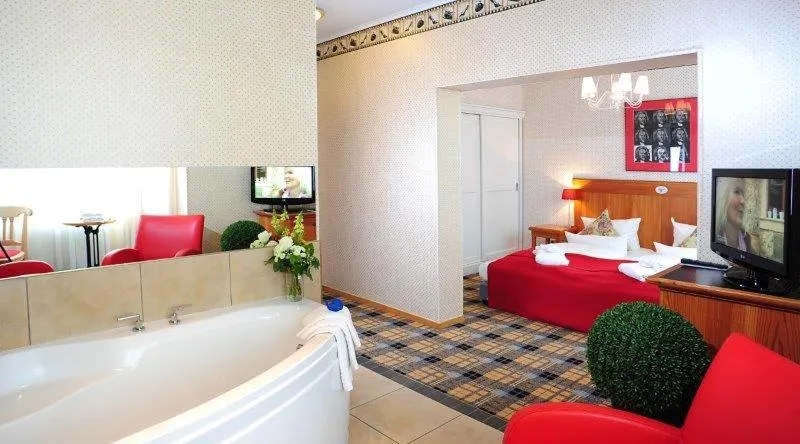 Bathroom, Bed in Hotel Schieferhof - GlasLUST