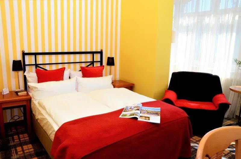 Photo of the whole room, Bed in Hotel Schieferhof - GlasLUST