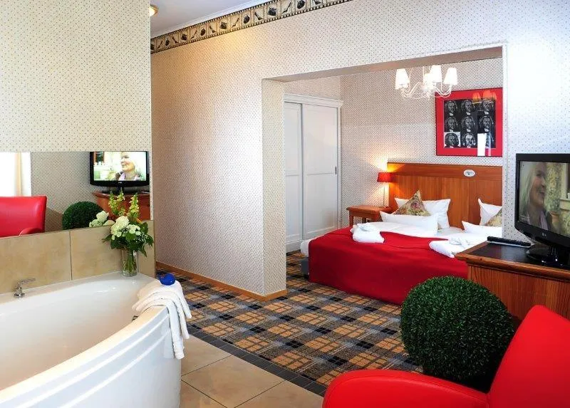 Photo of the whole room, Bed in Hotel Schieferhof - GlasLUST