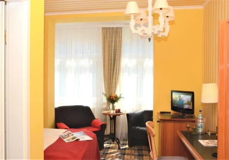 Living room, Bed in Hotel Schieferhof - GlasLUST