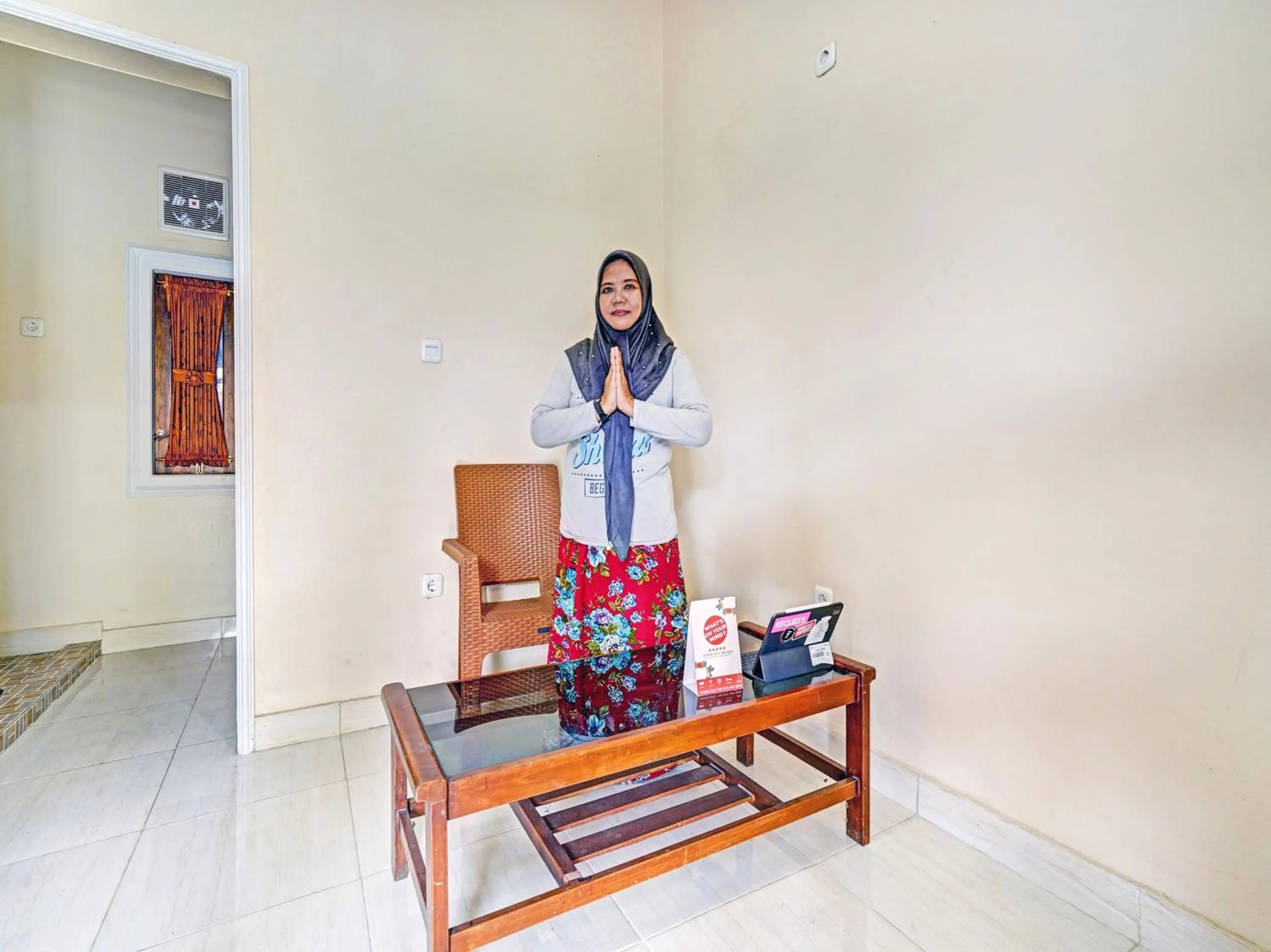 Staff in OYO 90416 Wisma Wayang Ajen Syariah