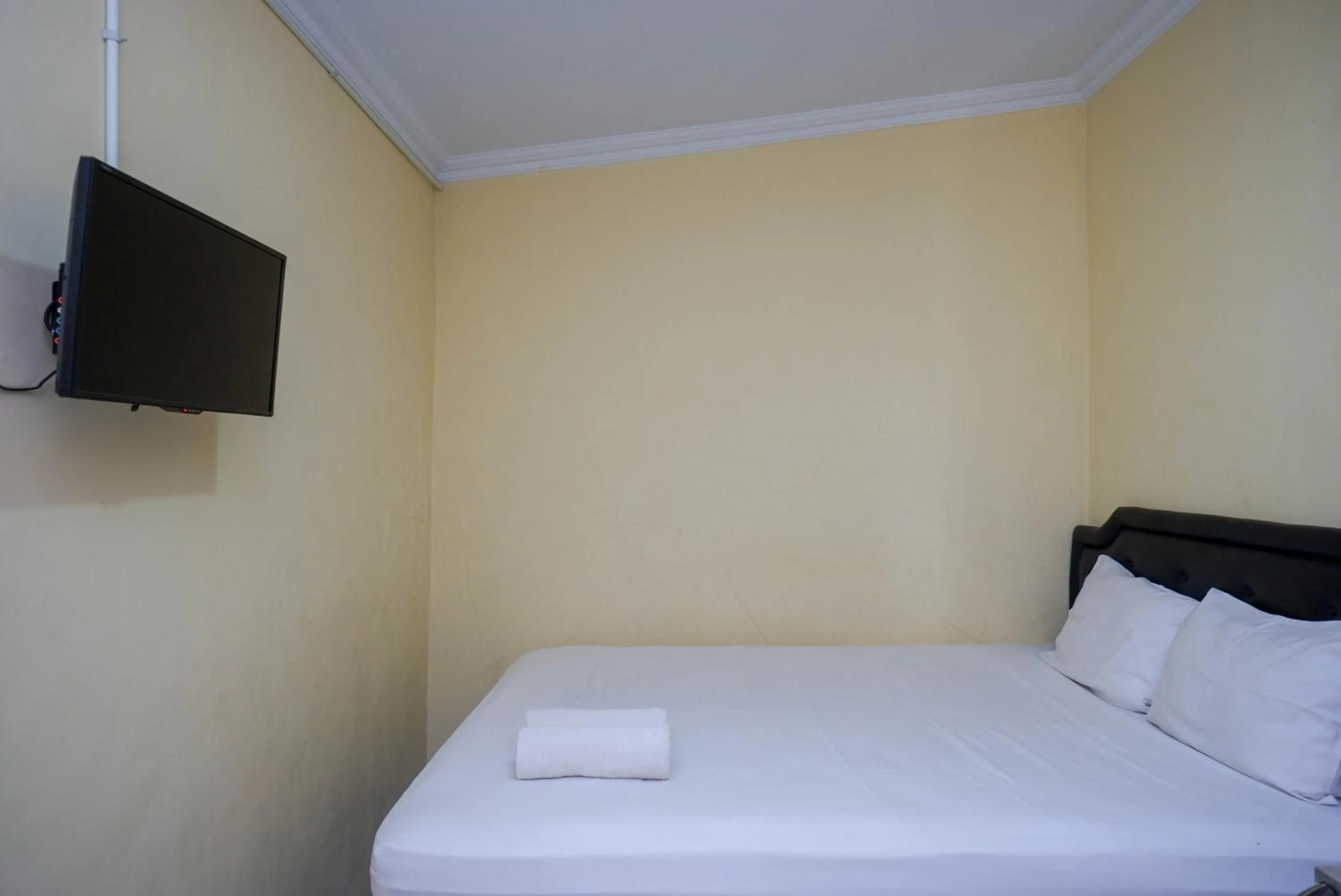 Communal lounge/ TV room, Bed in Urbanview Hotel Jogja City Mall