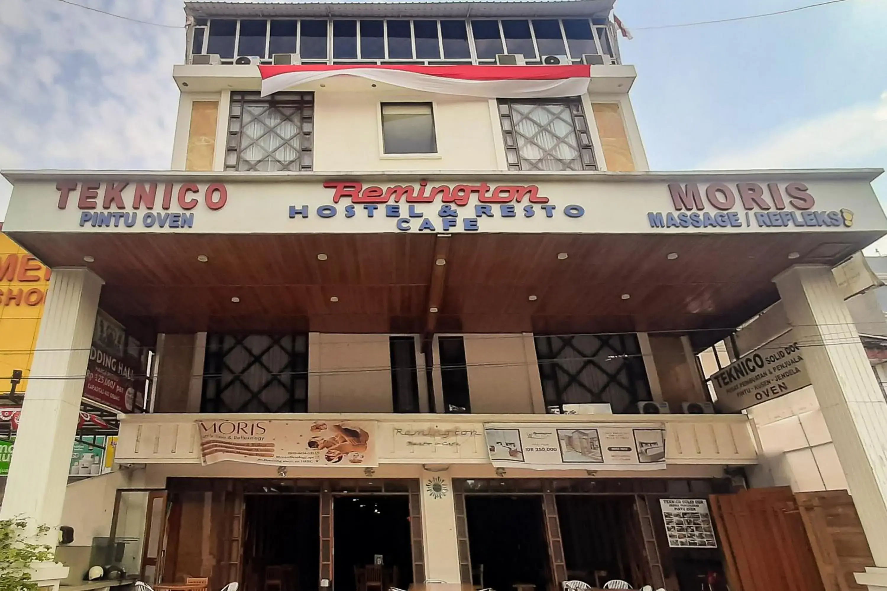 Facade/entrance in Urbanview Remington Hotel By RedDoorz Palembang Facade/entrance in Urbanview Remington Hotel By RedDoorz Palembang