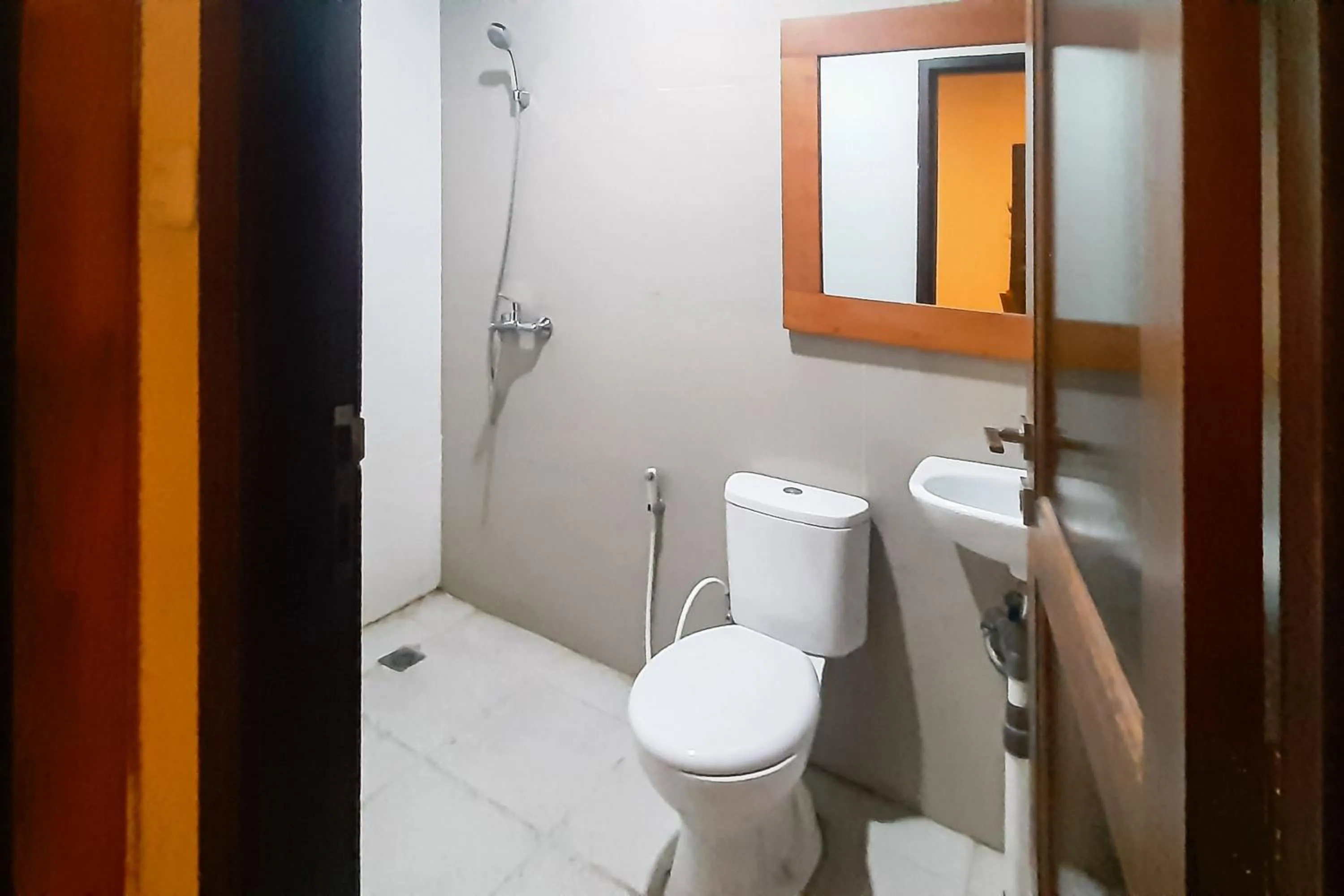 Bathroom in Urbanview Remington Hotel Palembang By RedDoorz