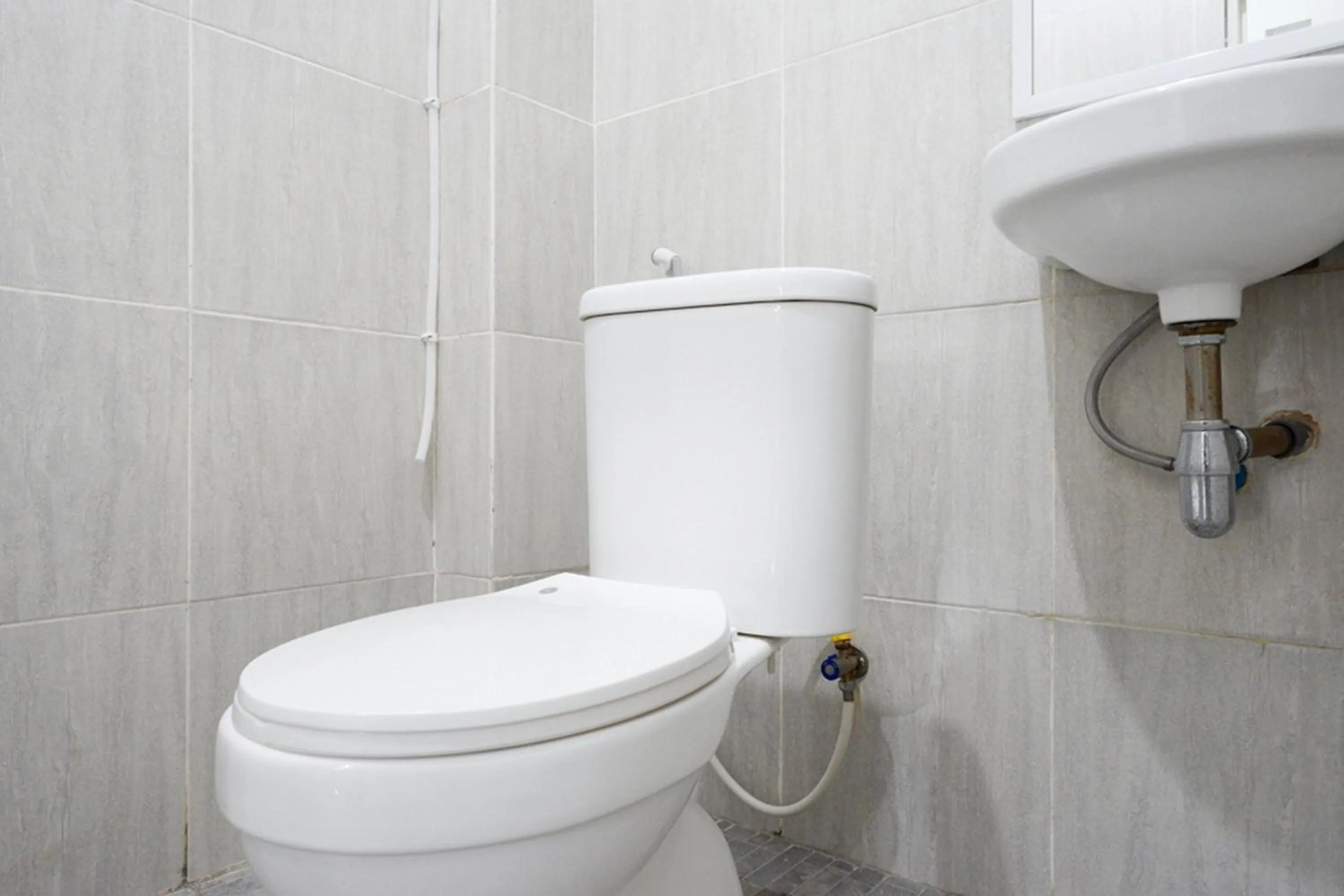 Bathroom in RedDoorz near Jalan Adi Sucipto Solo