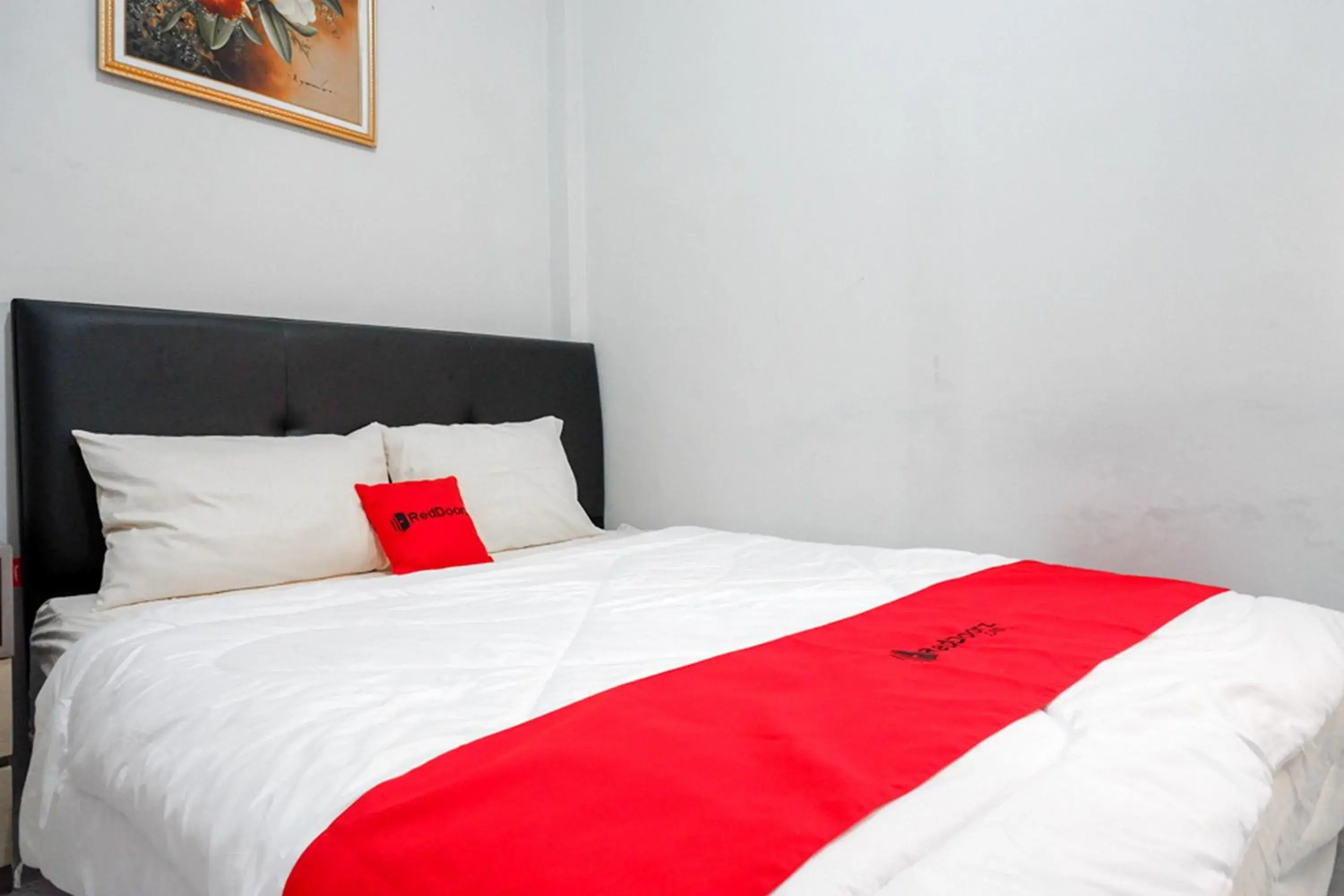 Bedroom, Bed in RedDoorz near Jalan Adi Sucipto Solo Bedroom, Bed in RedDoorz near Jalan Adi Sucipto Solo