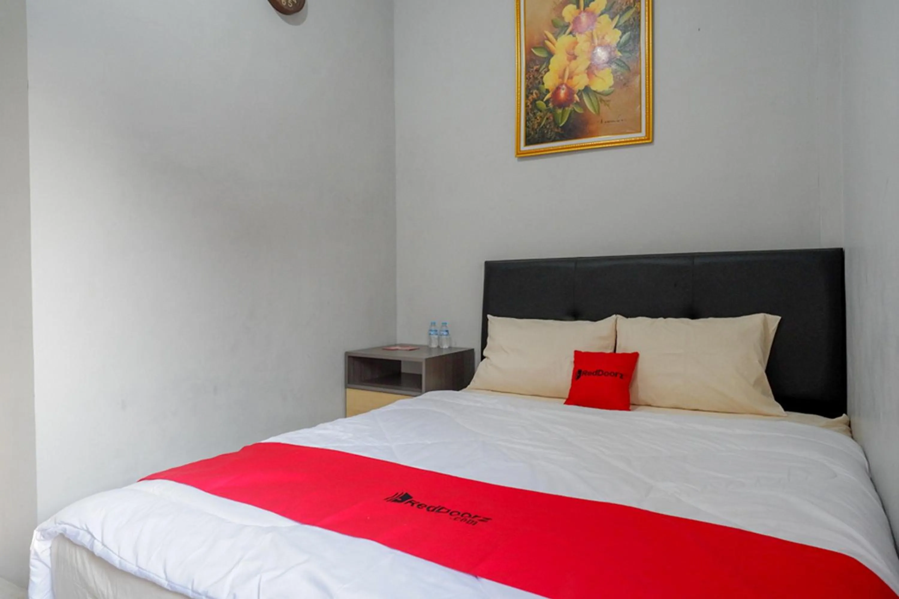 Bedroom, Bed in RedDoorz near Jalan Adi Sucipto Solo
