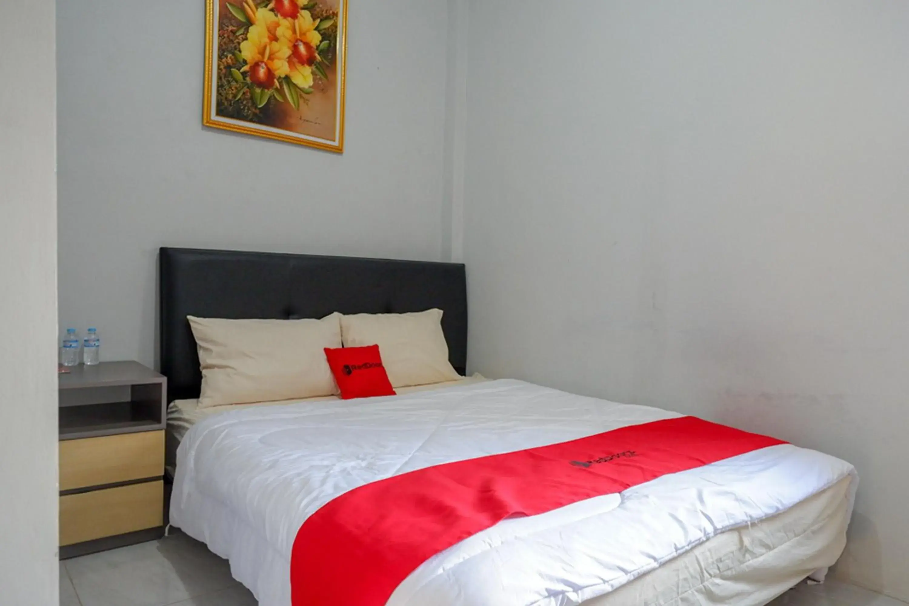 Bedroom, Bed in RedDoorz near Jalan Adi Sucipto Solo Bedroom, Bed in RedDoorz near Jalan Adi Sucipto Solo