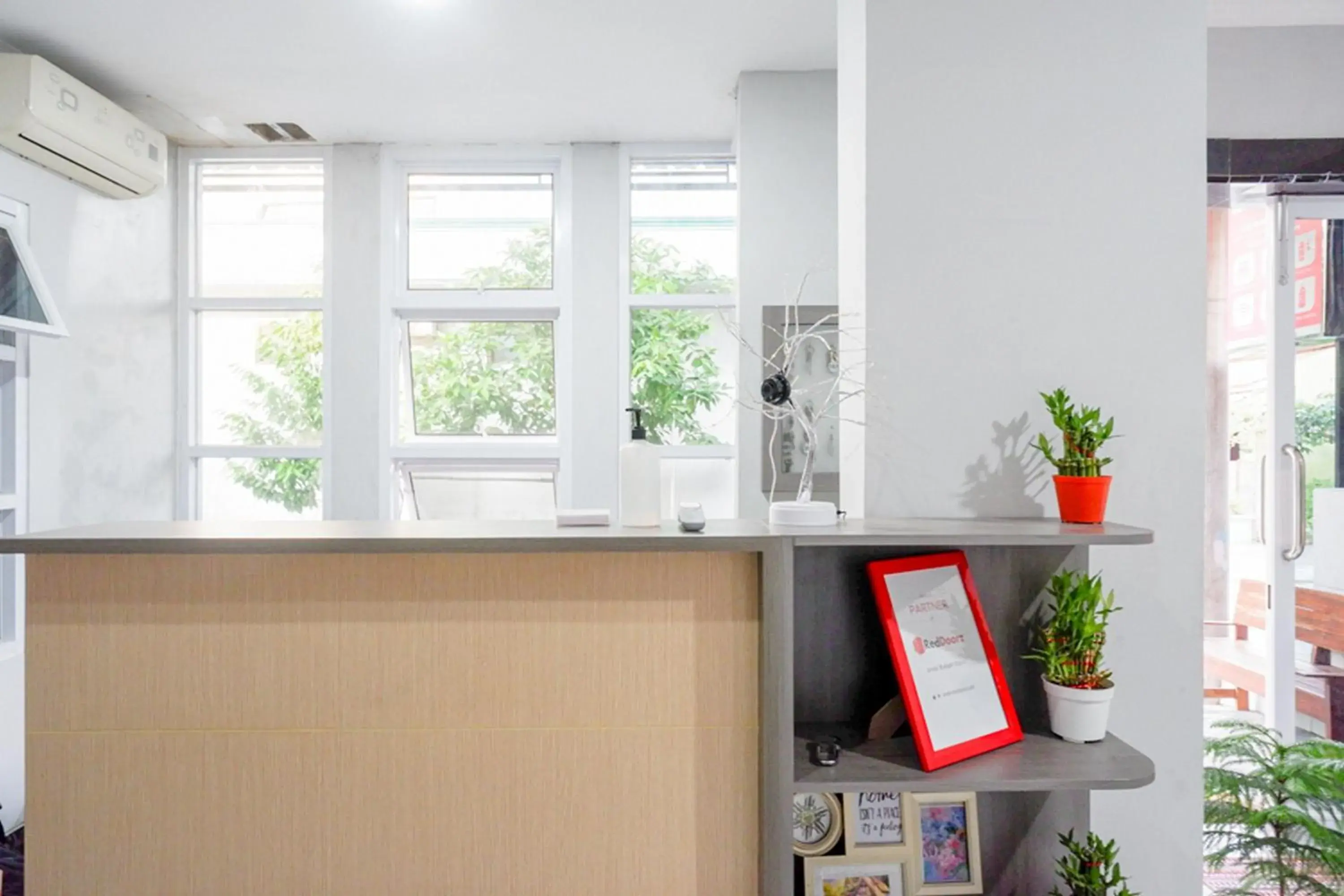 Lobby or reception in RedDoorz near Jalan Adi Sucipto Solo Lobby or reception in RedDoorz near Jalan Adi Sucipto Solo