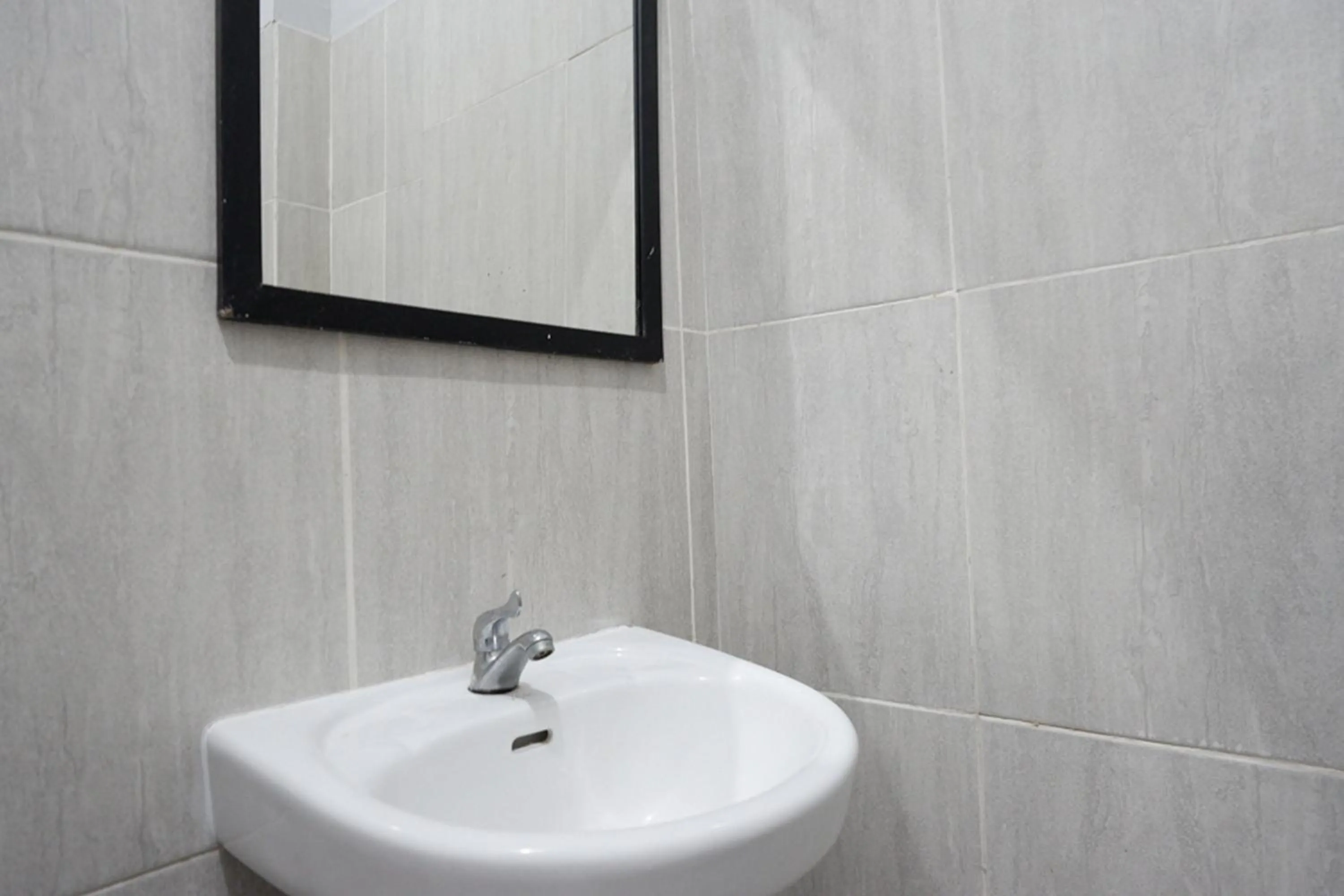 Bathroom in RedDoorz near Jalan Adi Sucipto Solo