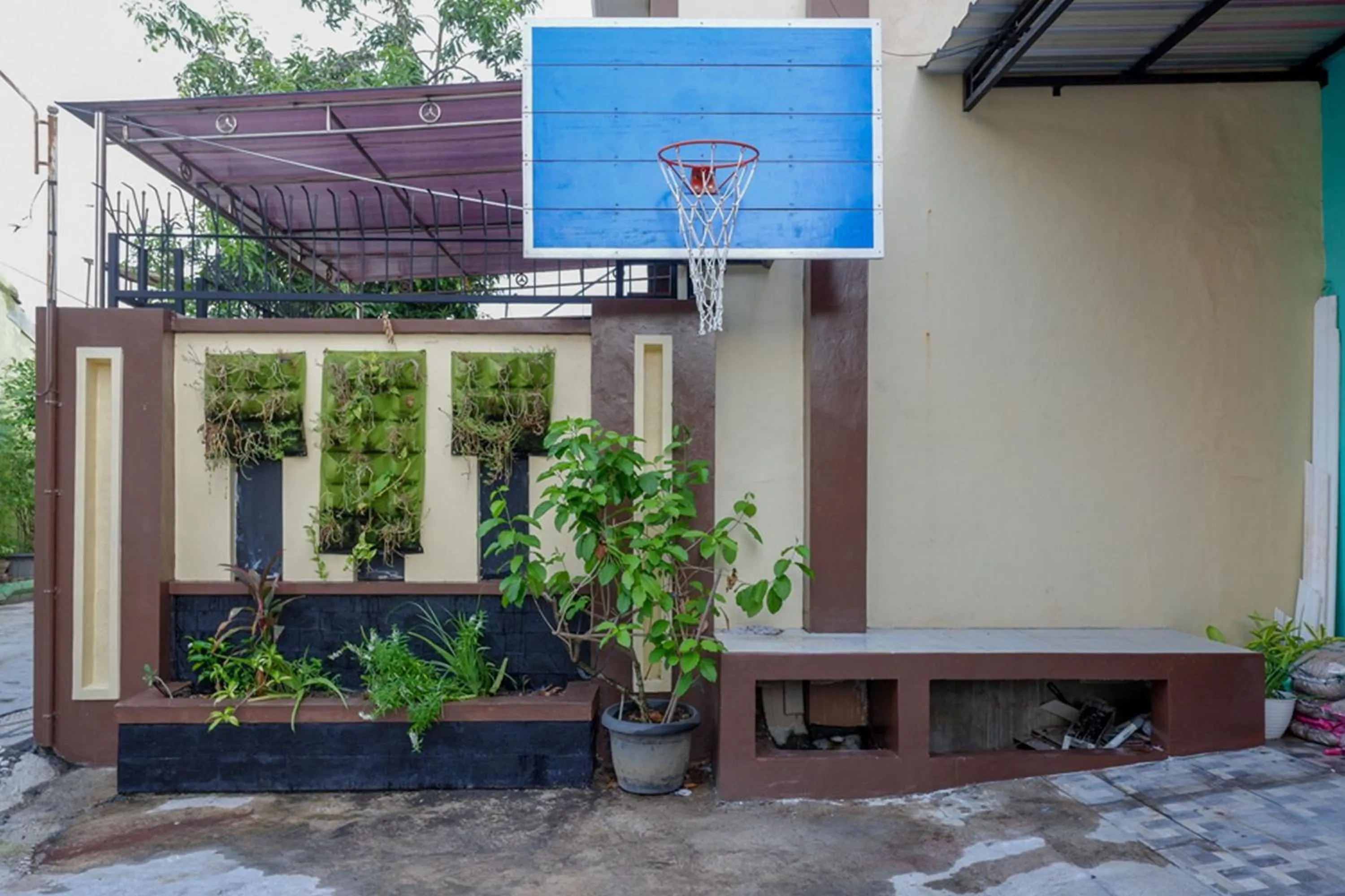 Property building in RedDoorz near Jalan Adi Sucipto Solo