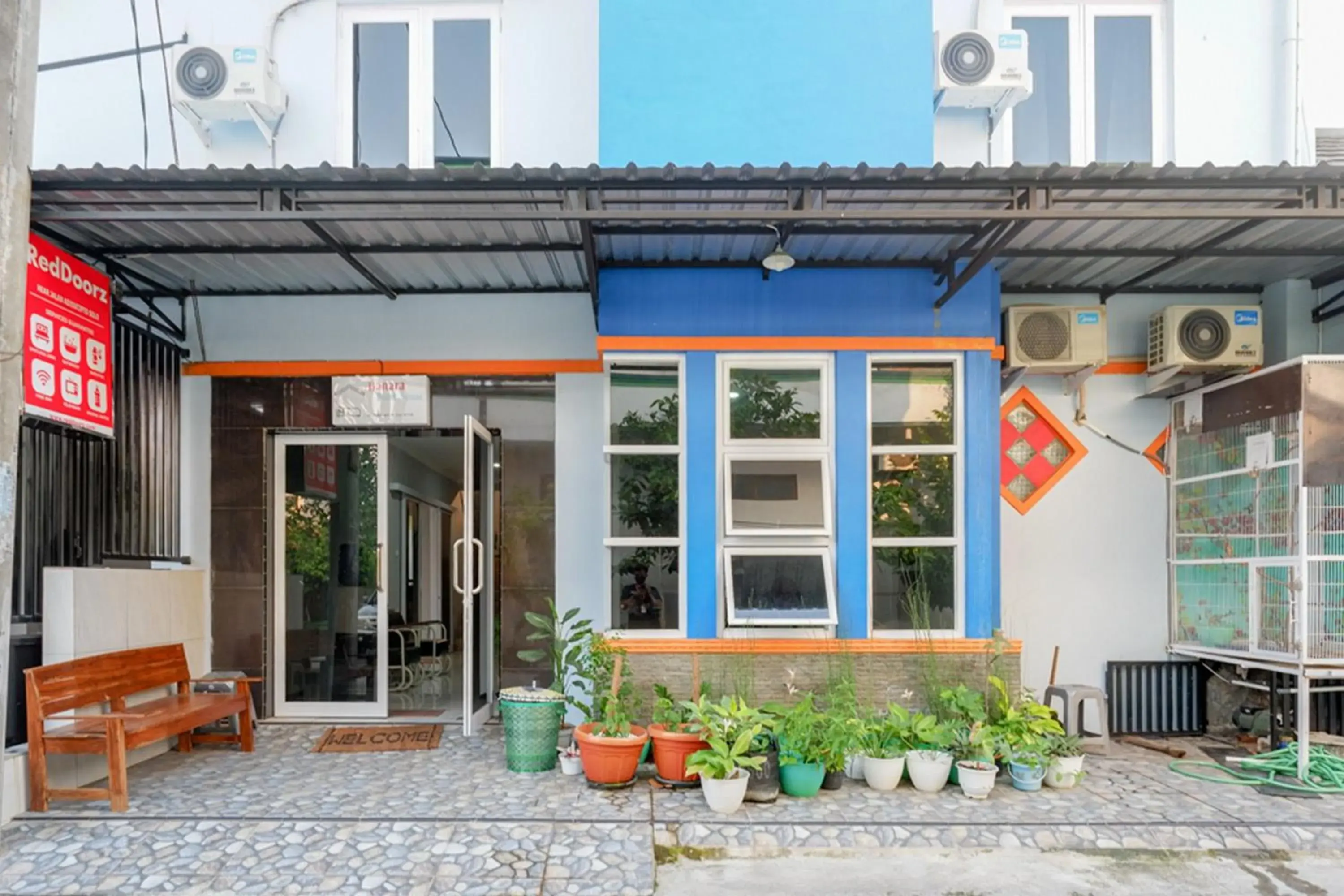 Facade/entrance in RedDoorz near Jalan Adi Sucipto Solo Facade/entrance in RedDoorz near Jalan Adi Sucipto Solo